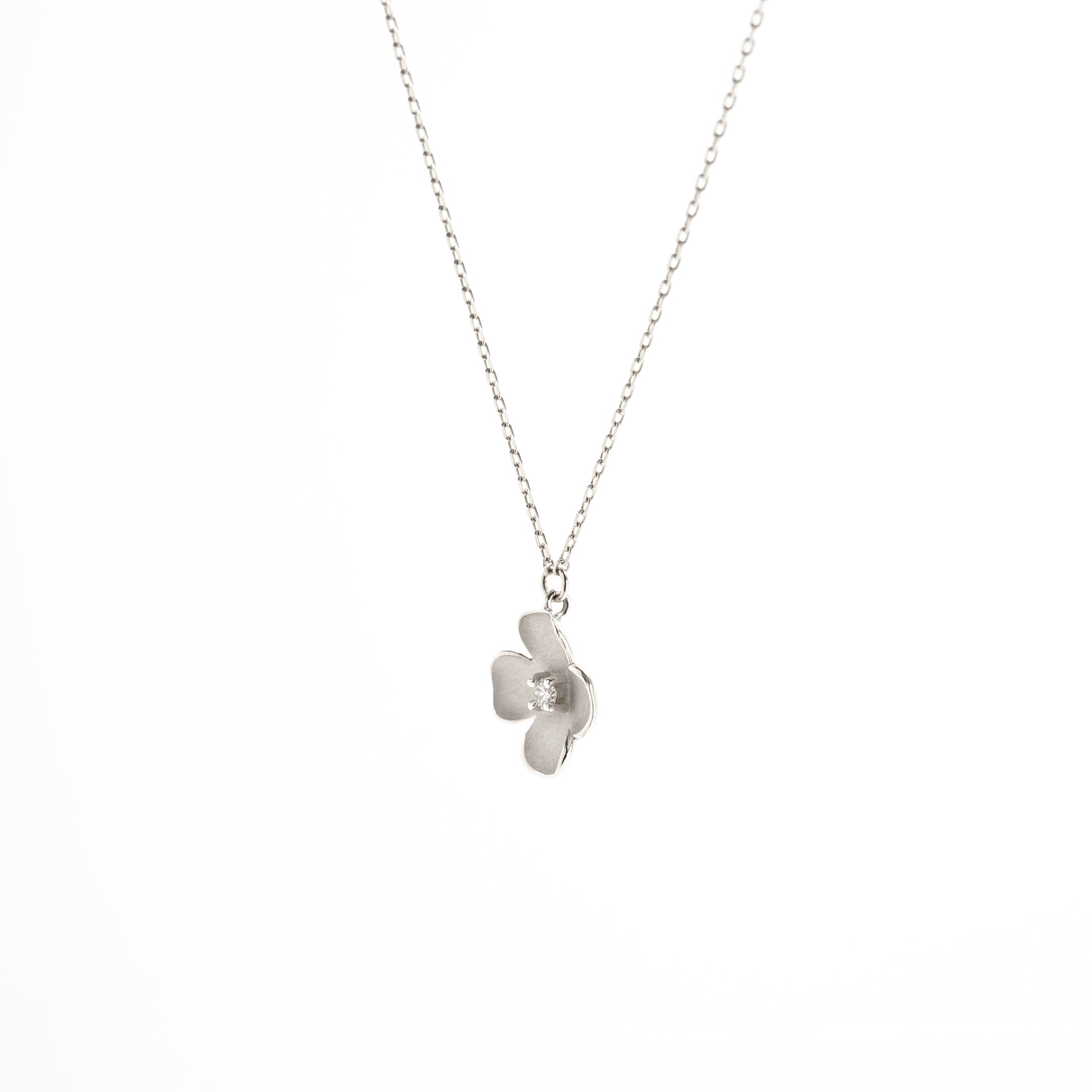 ダイヤモンド プラチナネックレス(花水木<ハナミズキ>モチーフ/4月誕生石/鑑別書付き)《M0030017》