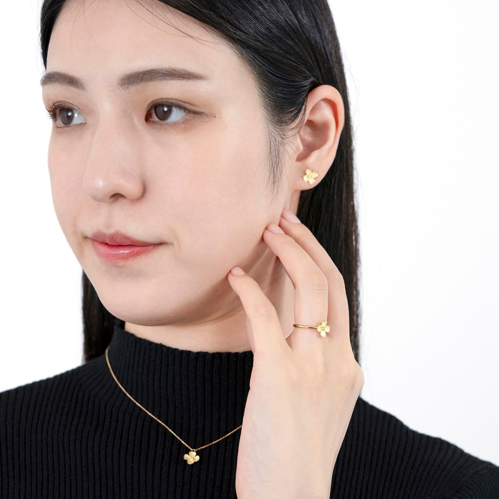 ダイヤモンド K18ピアス(花水木<ハナミズキ>モチーフ/4月誕生石/鑑別書付き)《M0030019》