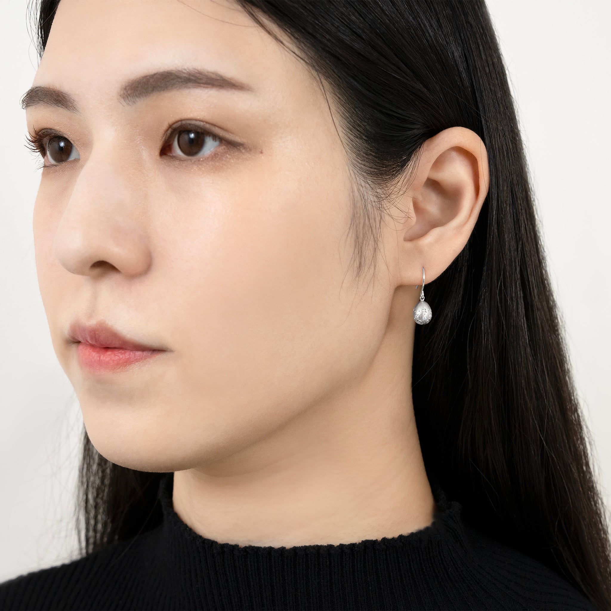 ダイヤモンド プラチナピアス(卵モチーフ/鑑別書付き)《M0030042》