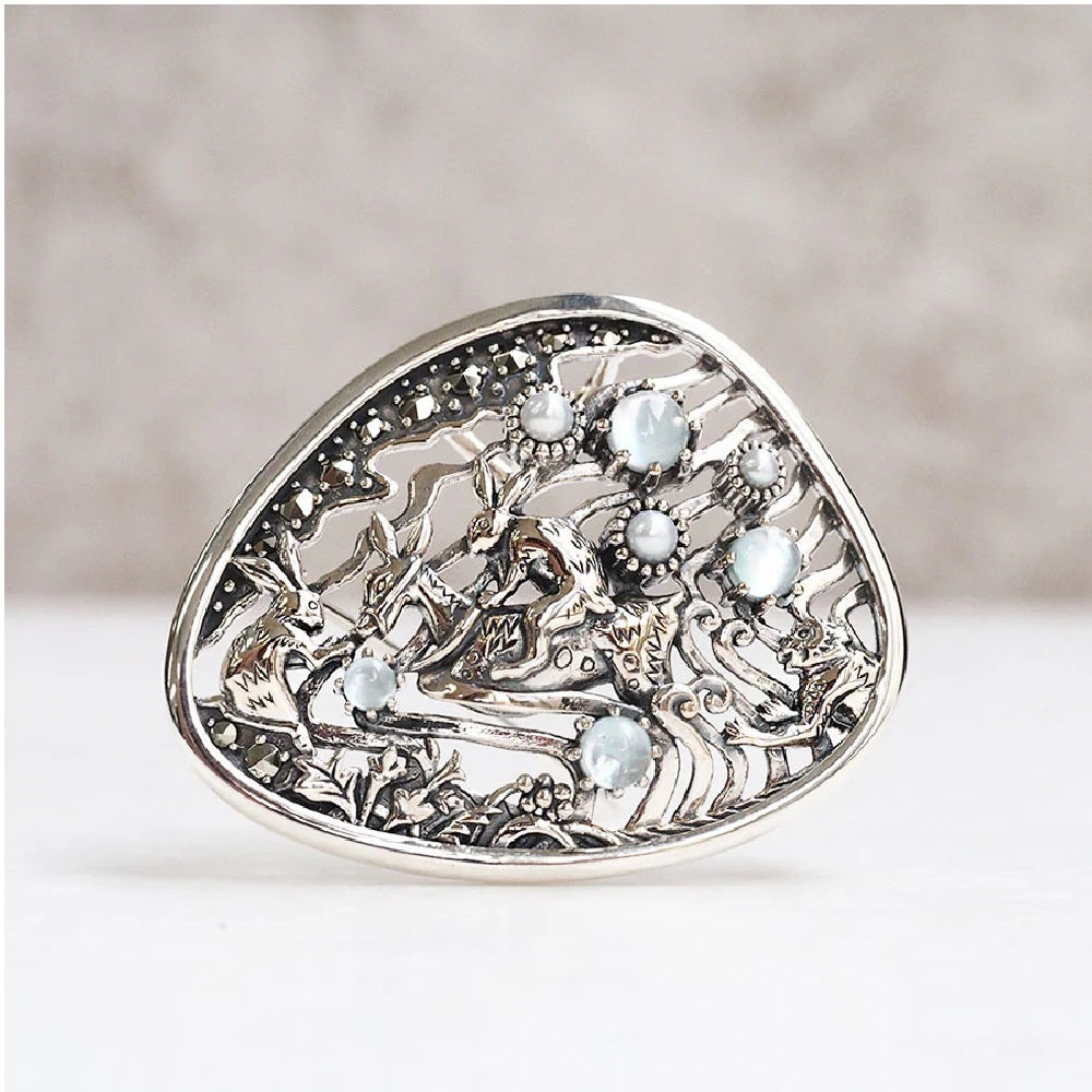 張り合わせ石(ラリマー/シェル/クォーツ) シルバーブローチ兼ペンダントトップ(鳥獣戯画)《M0050002》