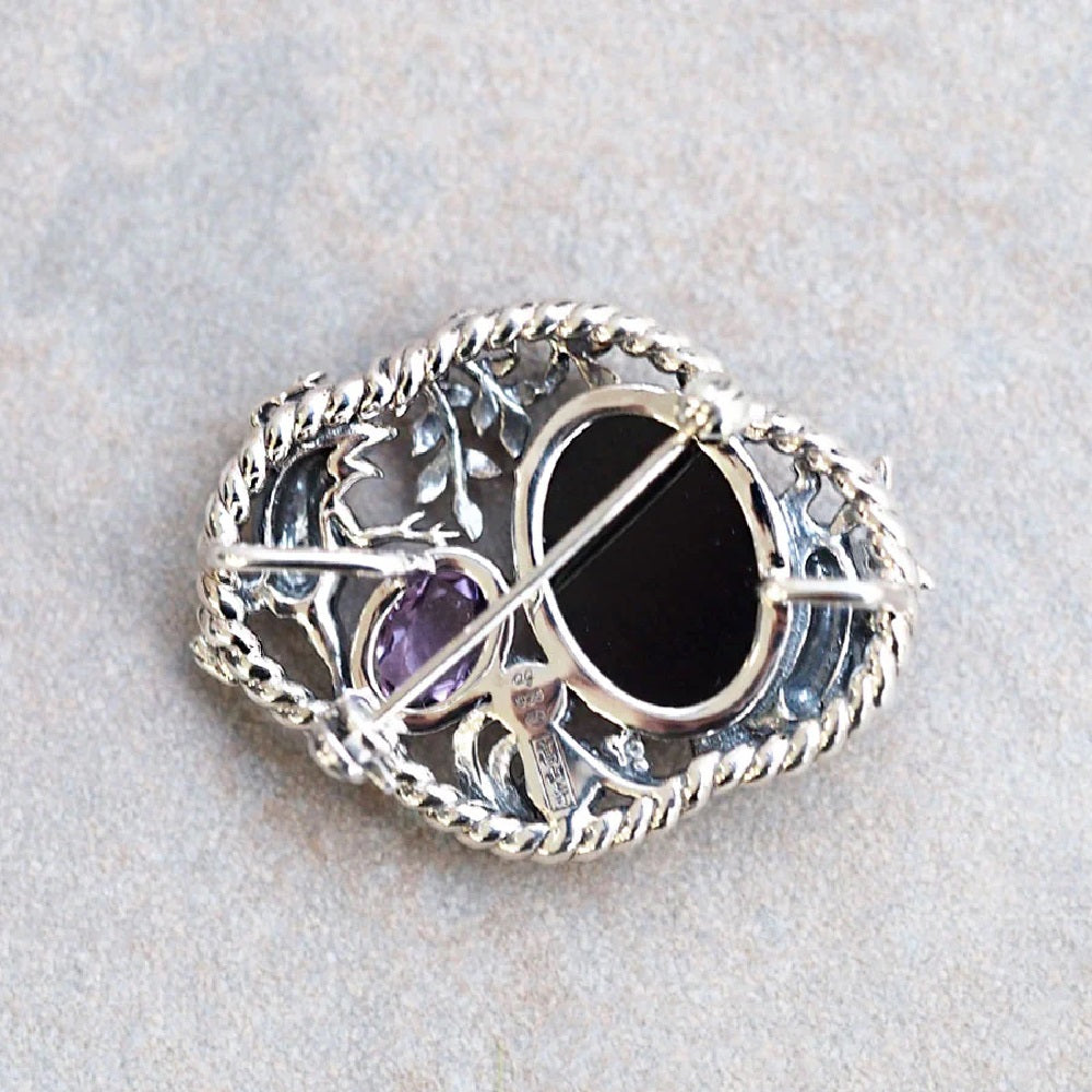 張り合わせ石(ブラックカルセドニー/シェル/クォーツ)/アメシスト シルバーブローチ兼ペンダントトップ(鳥獣戯画)《M0050011》