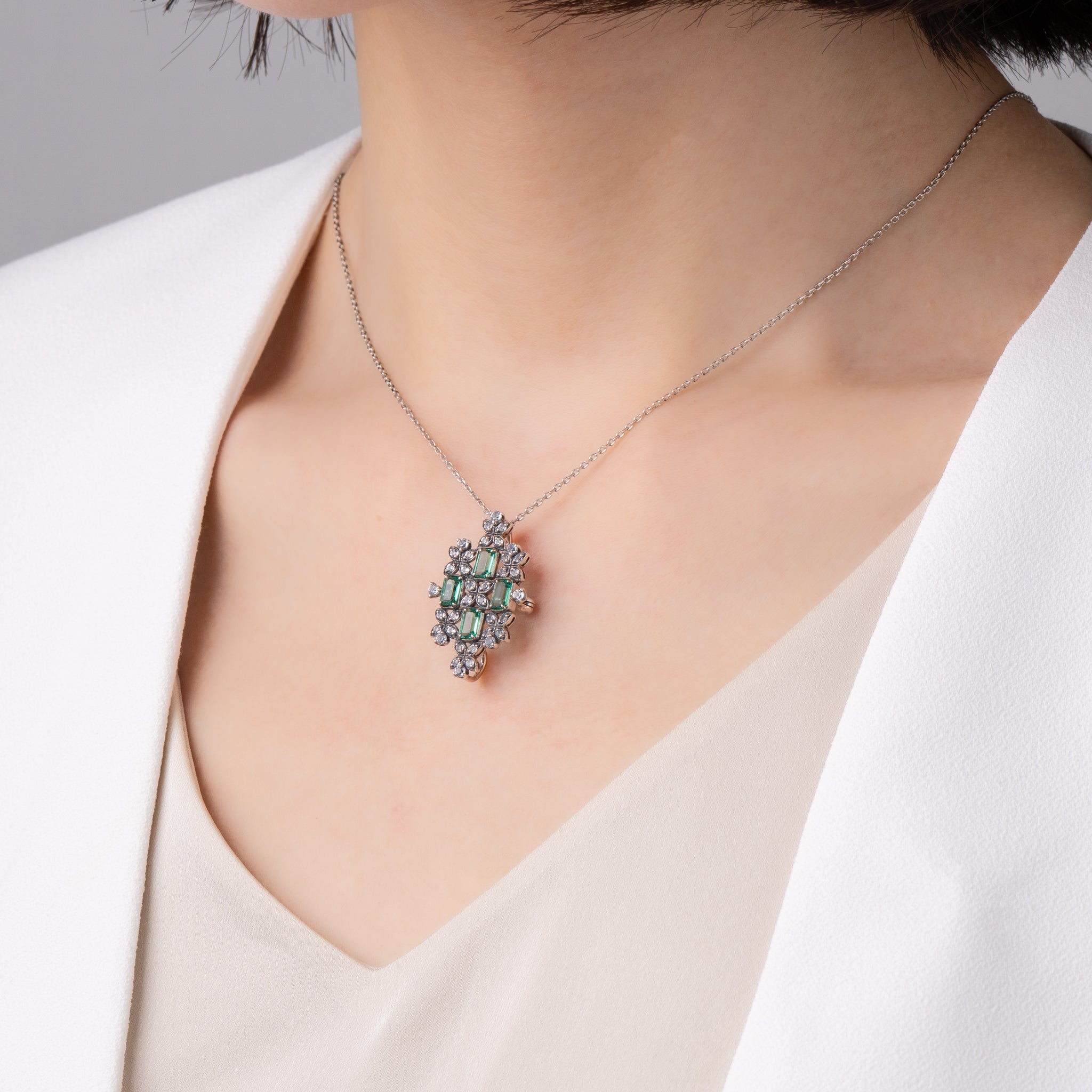 エメラルド/ホワイトトパーズ シルバーブローチ兼ペンダントトップ(いぶし銀仕上げ/LGE/English Garden/自然と建築物の調和モチーフ)《WBRGE002》