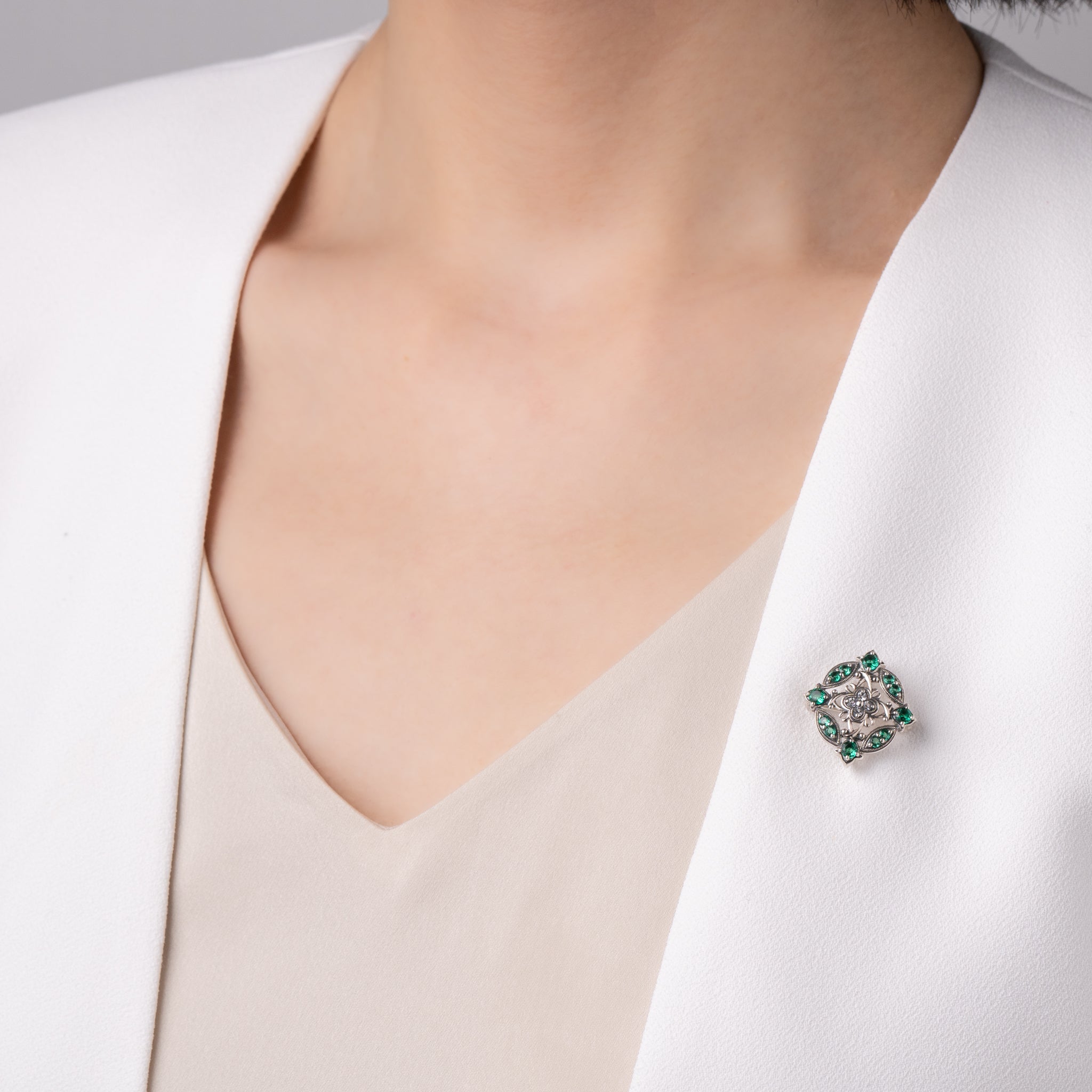 エメラルド/ホワイトトパーズ シルバーブローチ兼ペンダントトップ(いぶし銀仕上げ/LGE/English Garden/クレマチスモチーフ)《WBRGE003》