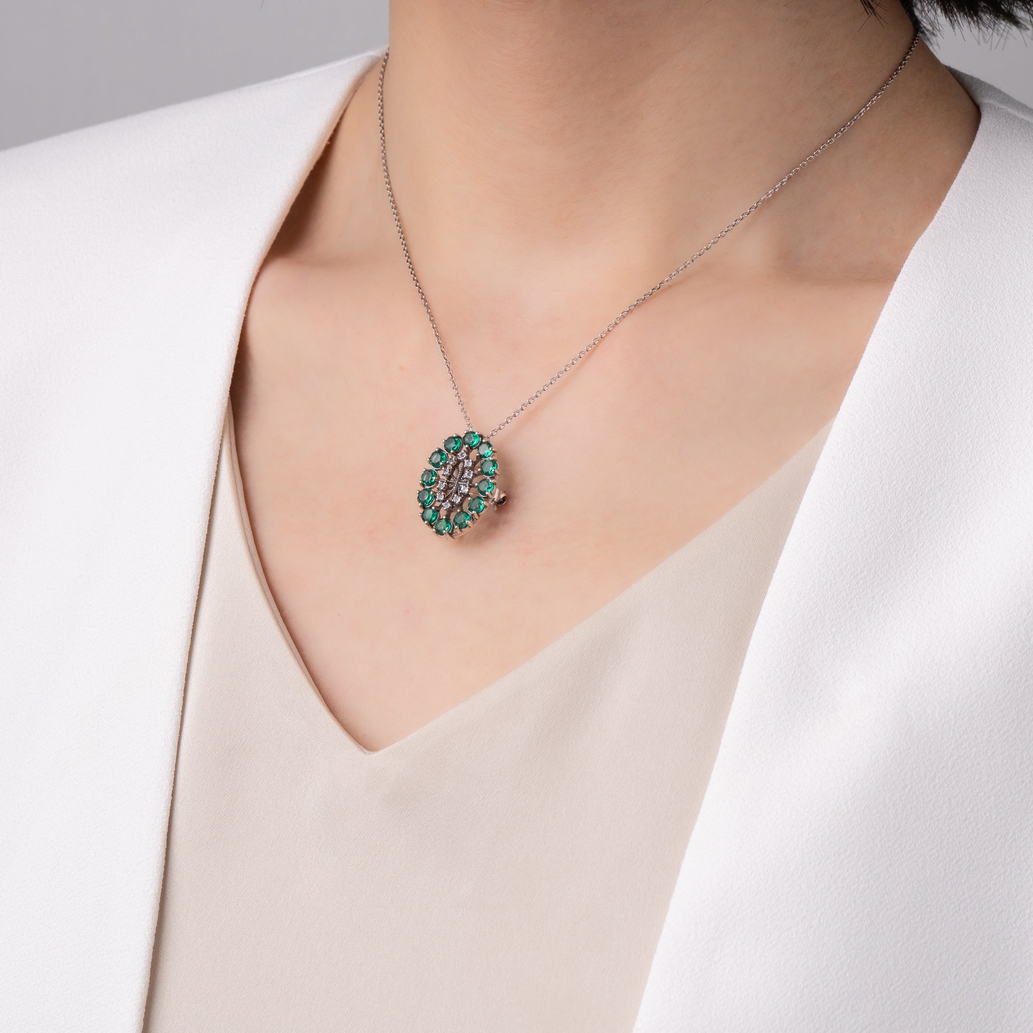 エメラルド/ホワイトトパーズ シルバーブローチ兼ペンダントトップ(いぶし銀仕上げ/LGE/English Garden/自然と建築物の調和モチーフ)《WBRGE004》