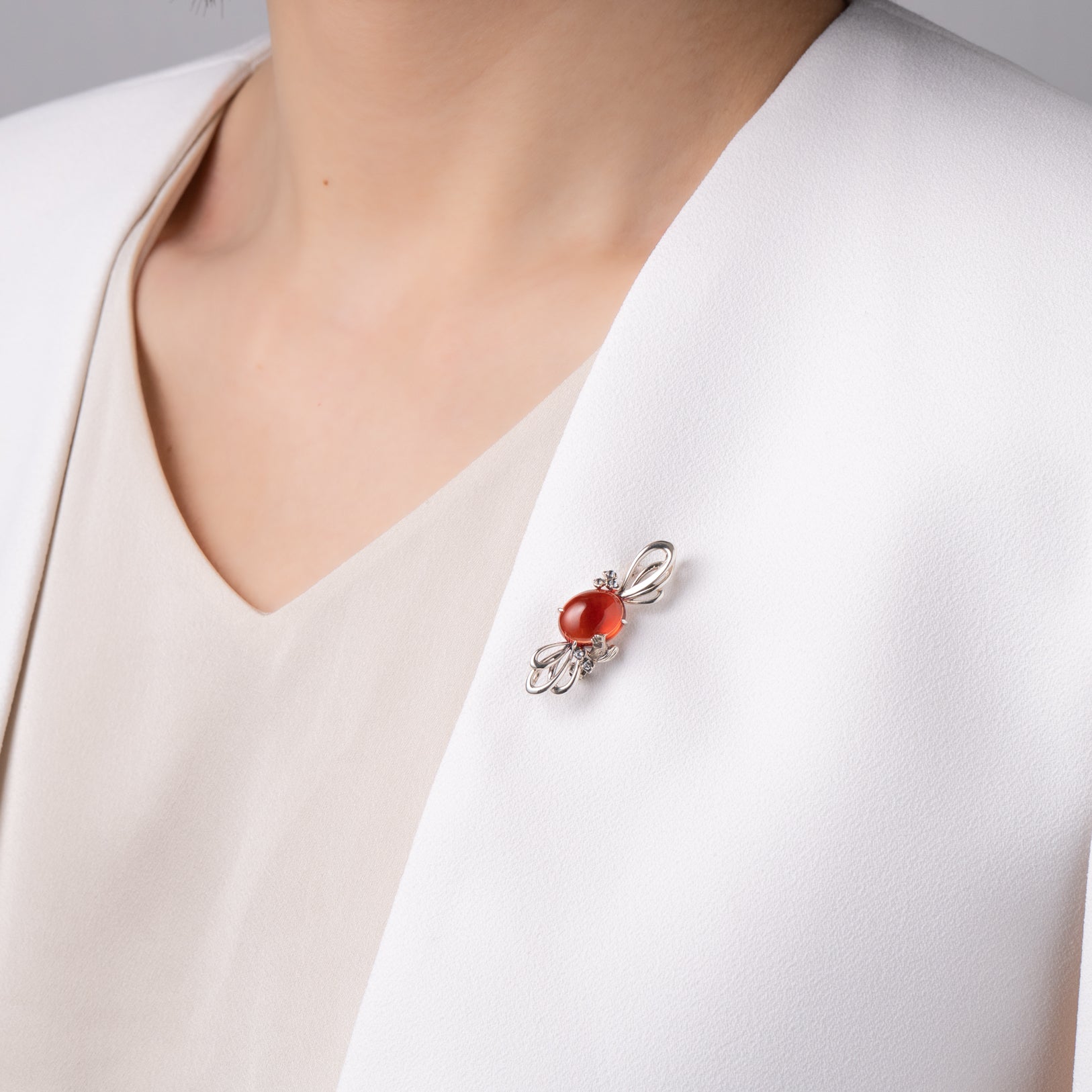 サファイア/ホワイトトパーズ シルバーブローチ兼ペンダントトップ(いぶし銀仕上げ/LGS/English Garden/庭の小さな来訪者たちモチーフ)《WBRGP001》