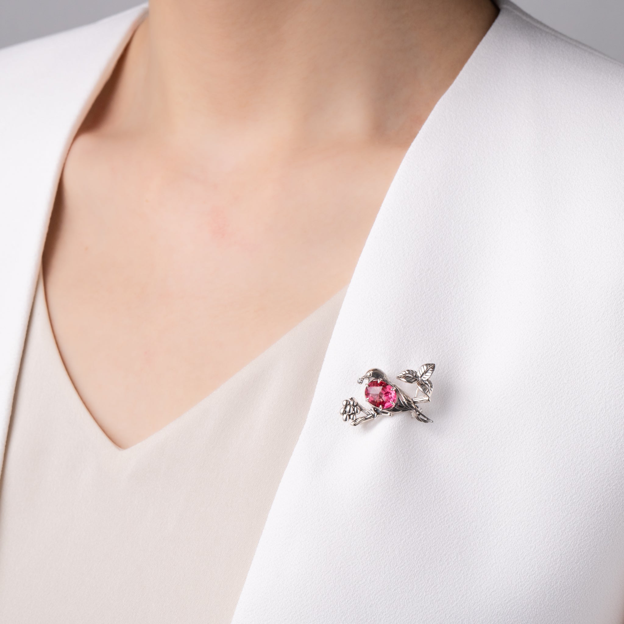 サファイア/ホワイトトパーズ シルバーブローチ兼ペンダントトップ(いぶし銀仕上げ/LGS/English Garden/庭の小さな来訪者たちモチーフ)《WBRGP007》