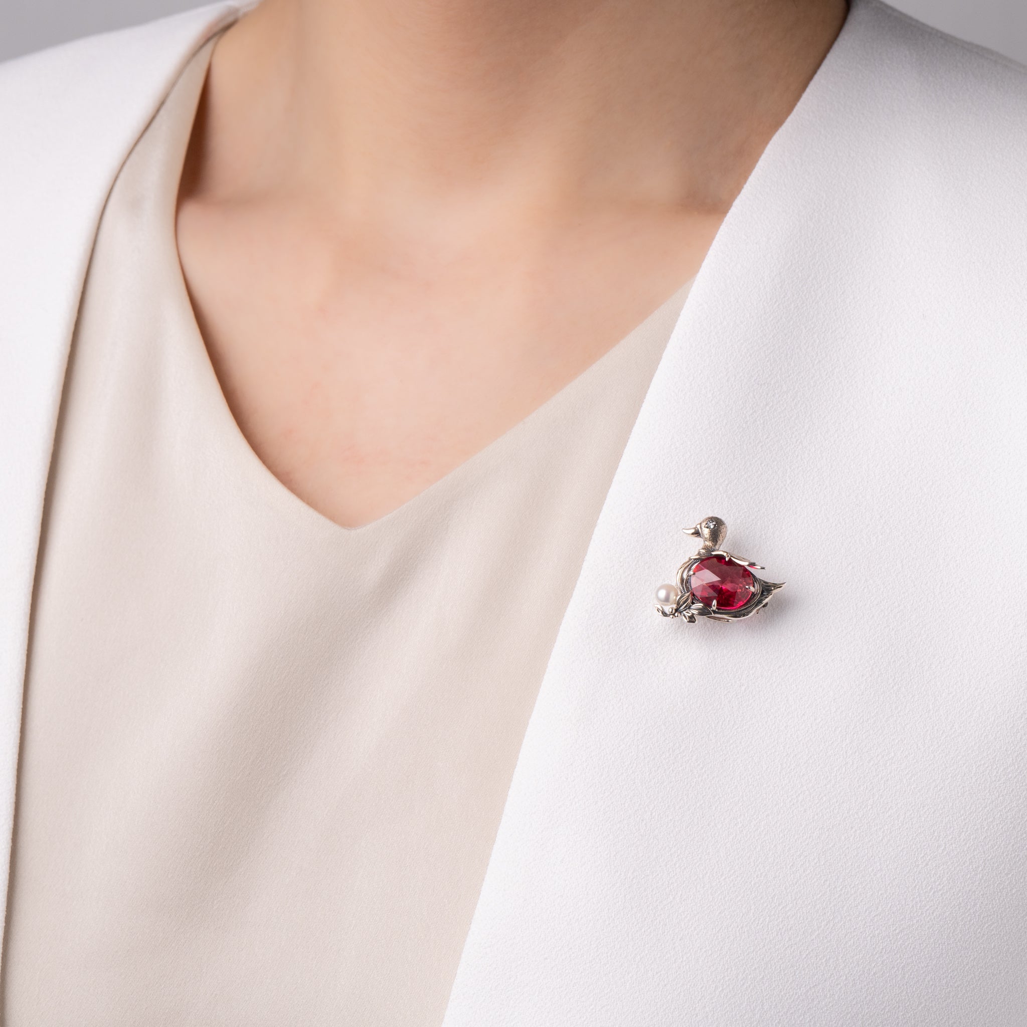 サファイア/ホワイトトパーズ シルバーブローチ兼ペンダントトップ(いぶし銀仕上げ/LGS/English Garden/庭の小さな来訪者たちモチーフ)《WBRGP010》