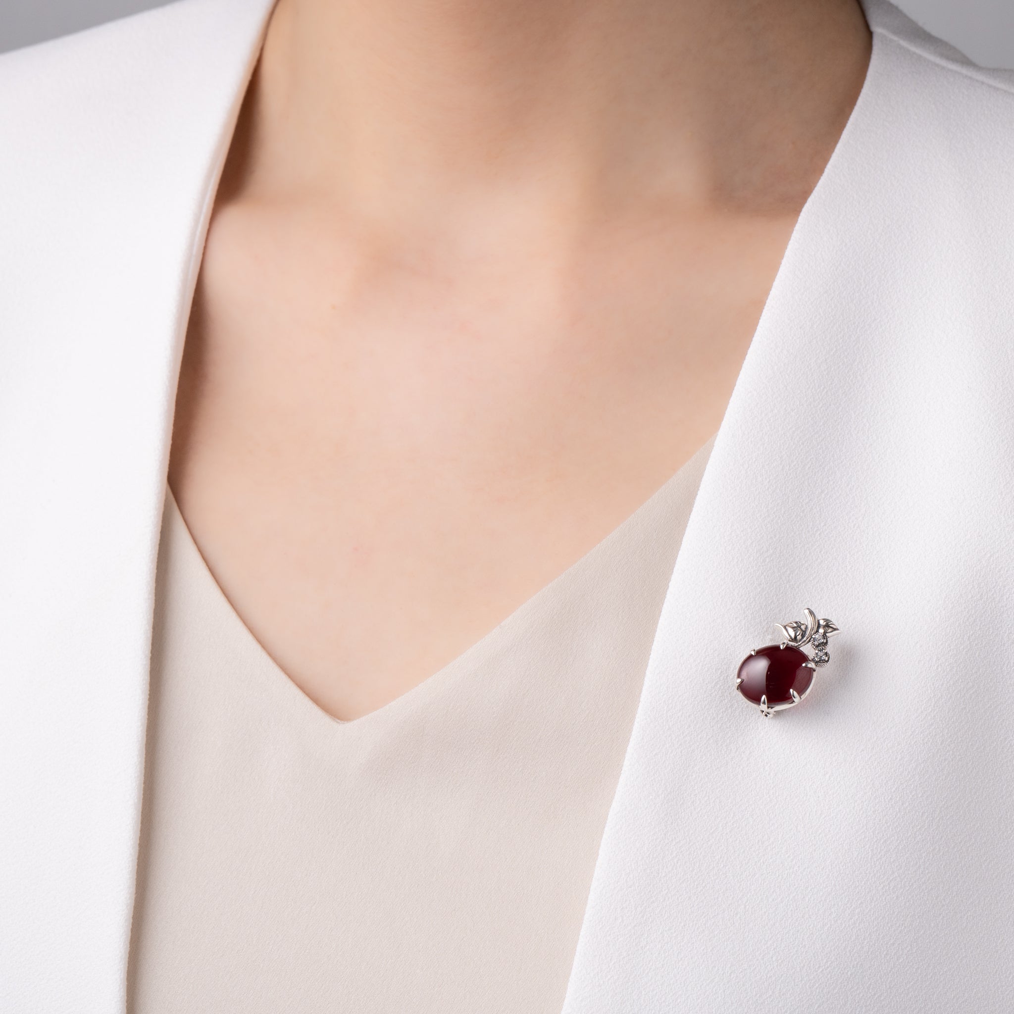 ルビー/ホワイトトパーズ シルバーブローチ兼ペンダントトップ(いぶし銀仕上げ/LGR/English Garden/リンゴモチーフ)《WBRGR008》