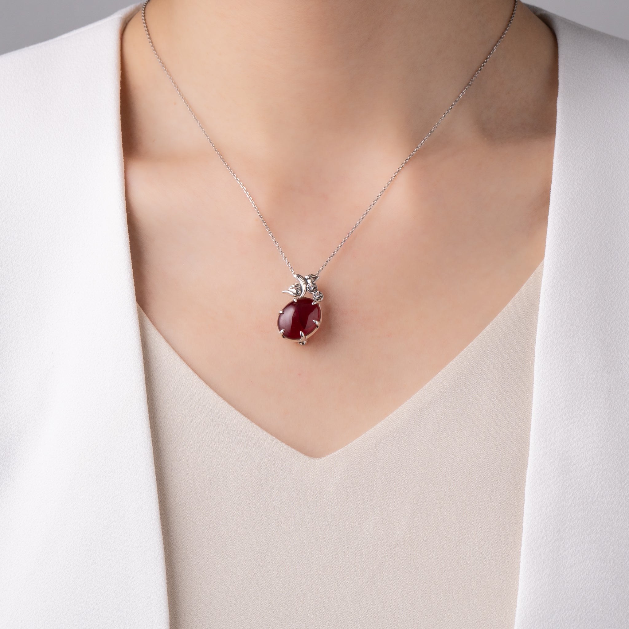 ルビー/ホワイトトパーズ シルバーブローチ兼ペンダントトップ(いぶし銀仕上げ/LGR/English Garden/リンゴモチーフ)《WBRGR008》