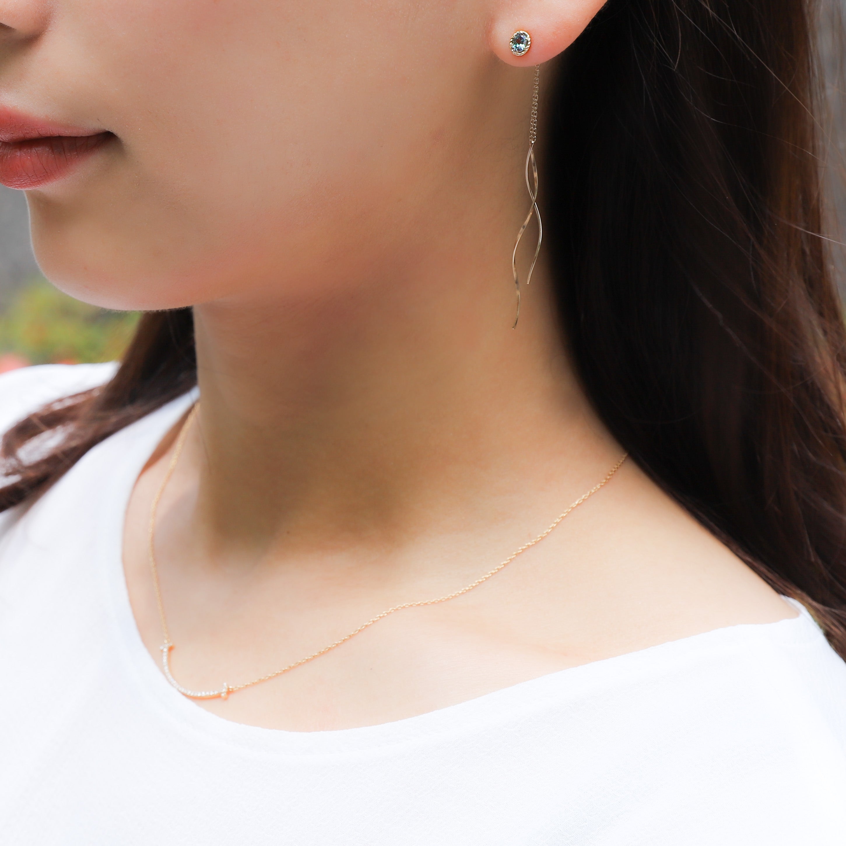 アレキサンドライト K10ピアス(クレサンベール/オーバル/モンプレジール/ダブルウェーブ/チェーンキャッチタイプ/6月誕生石)《WEPA4036》