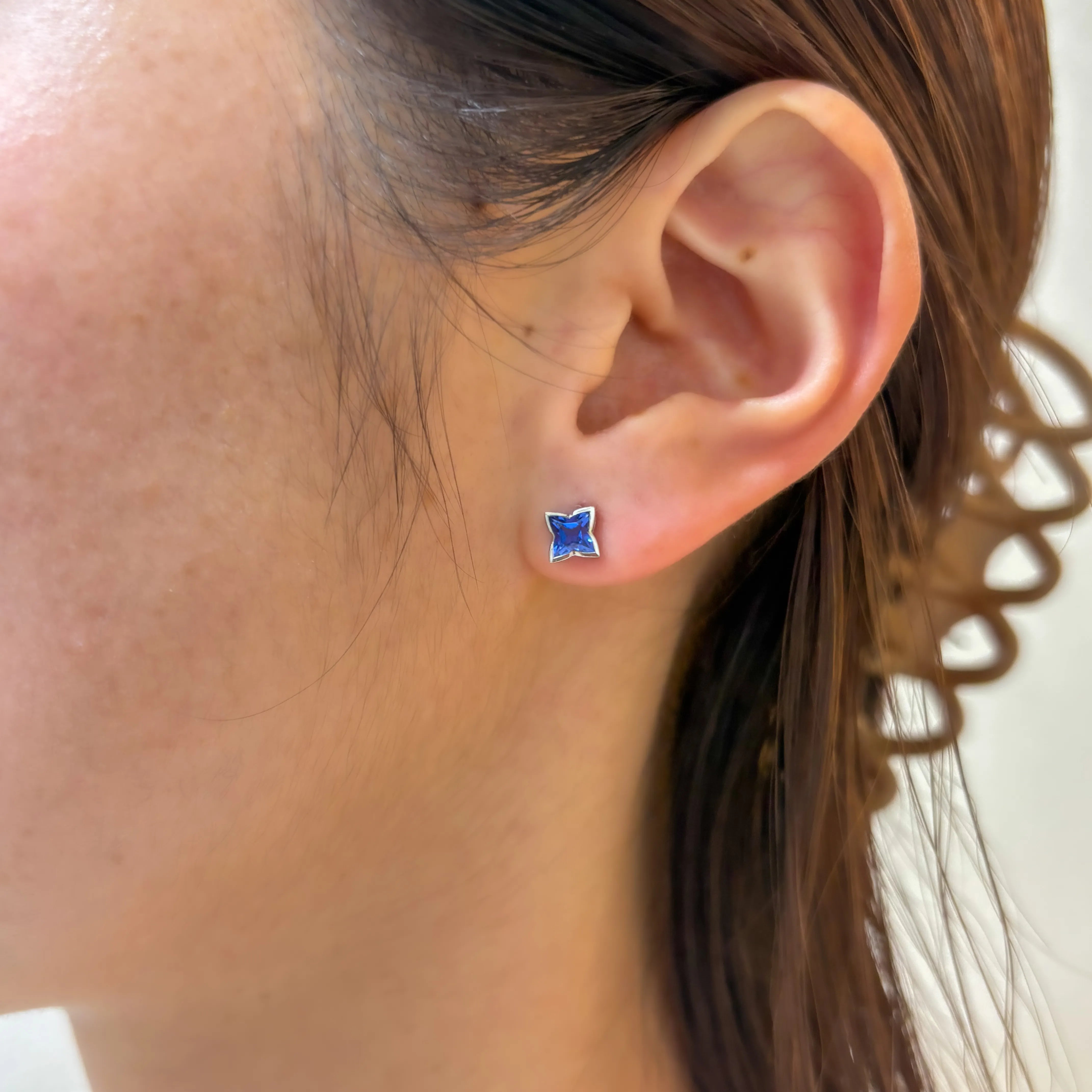 ライトブルーサファイア PTピアス(クレサンベール/フラワー/フクリン/9月誕生石)《WEPC4204》