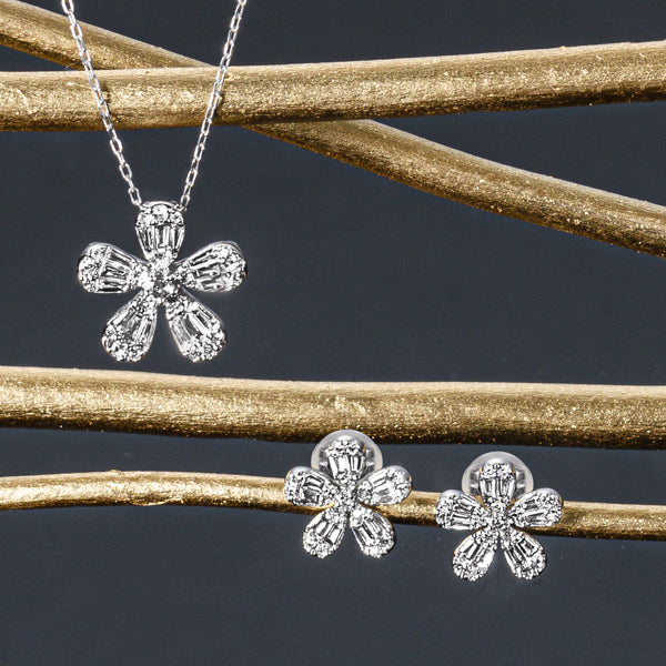 ダイヤモンド K18ピアス(計0.48カラット/テーパーバケット/スタッド/フラワーモチーフ/4月誕生石)《WEPD3919》