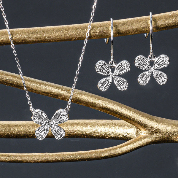 ダイヤモンド K18ピアス(計0.46カラット/テーパーバケット/蝶モチーフ/フック/4月誕生石)《WEPD3921》