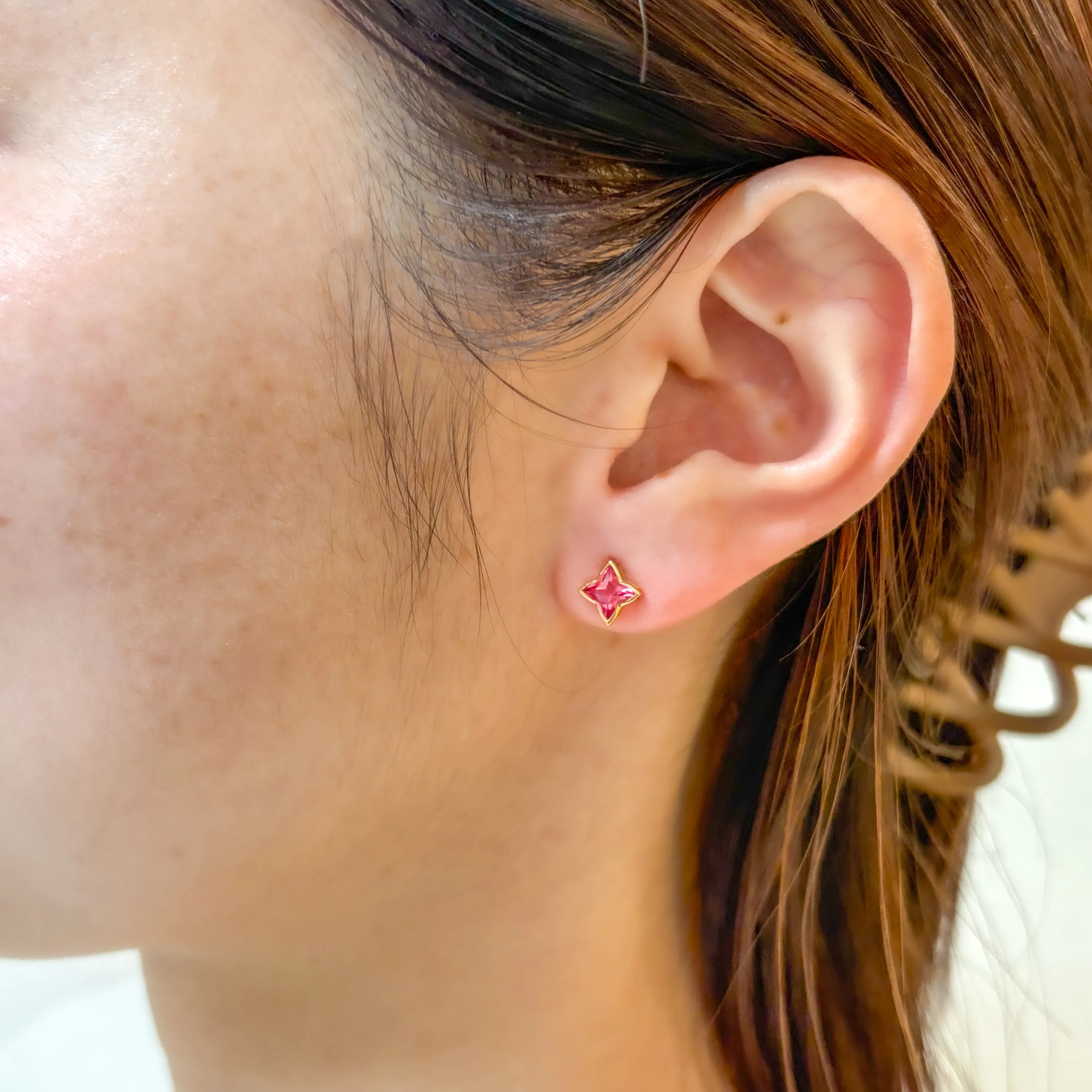 パパラチアサファイア K18ピアス(クレサンベール/フラワー/フクリン/9月誕生石)《WEPP4204》