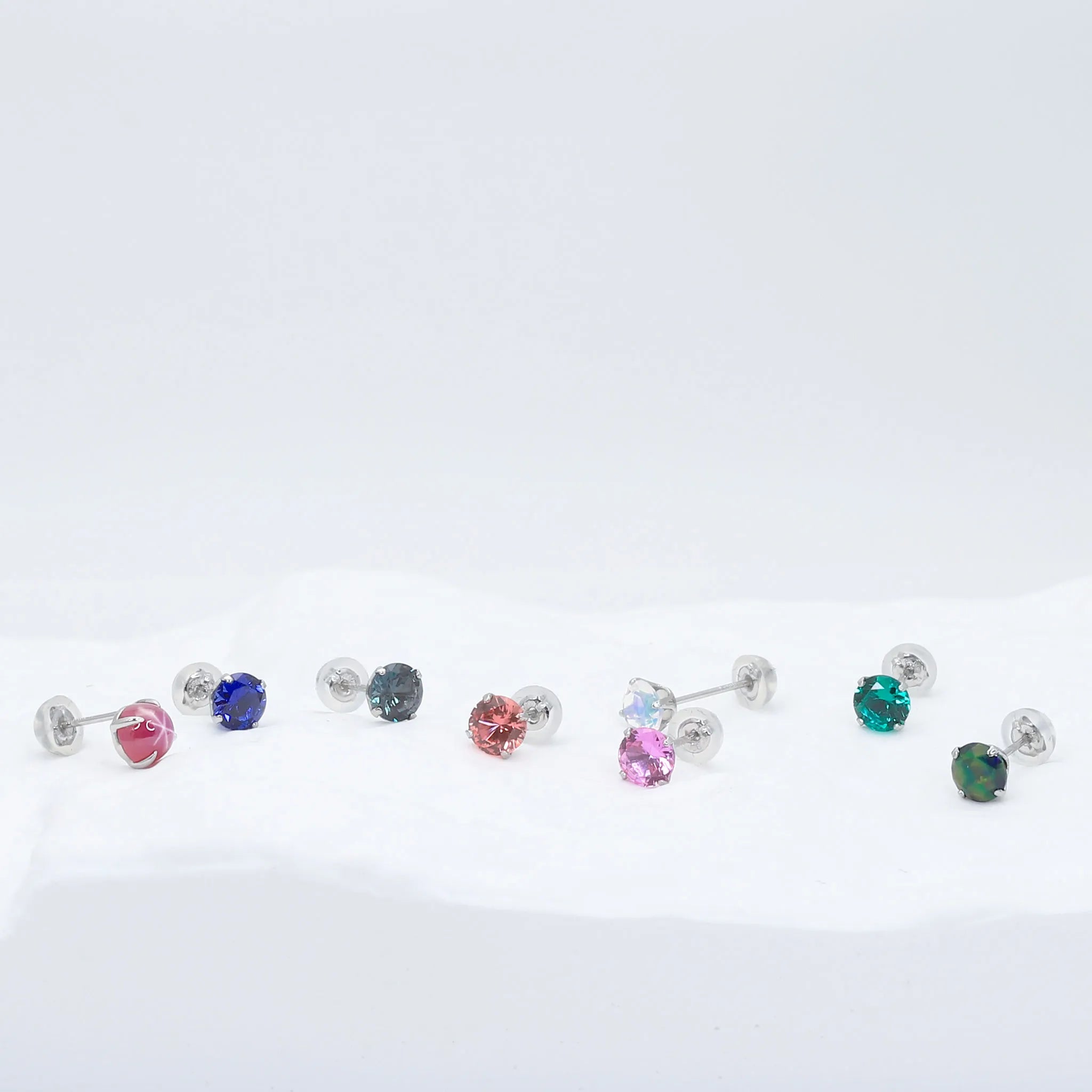 ブルーサファイア プラチナピアス(クレサンベール/ラウンドブリリアント/スタッド/9月誕生石)《WEPS2664》