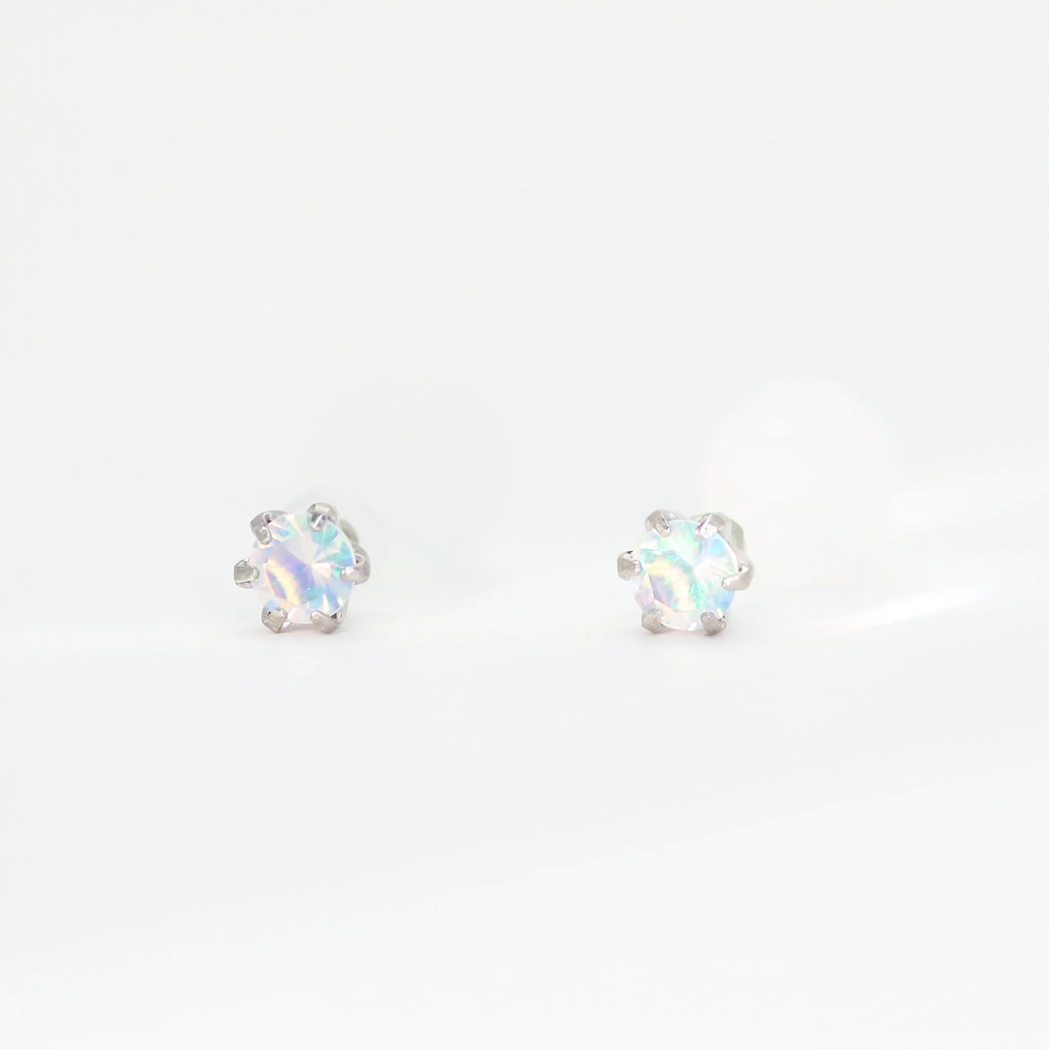 ウォーターオパール K10セラミックピアス(クレサンベール/6本爪/Birthday/10月誕生石)《WEPW2950》