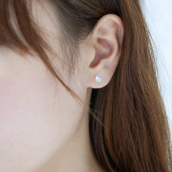 ウォーターオパール セラミックピアス(クレサンベール/5.5mm/スタッド/10月誕生石)