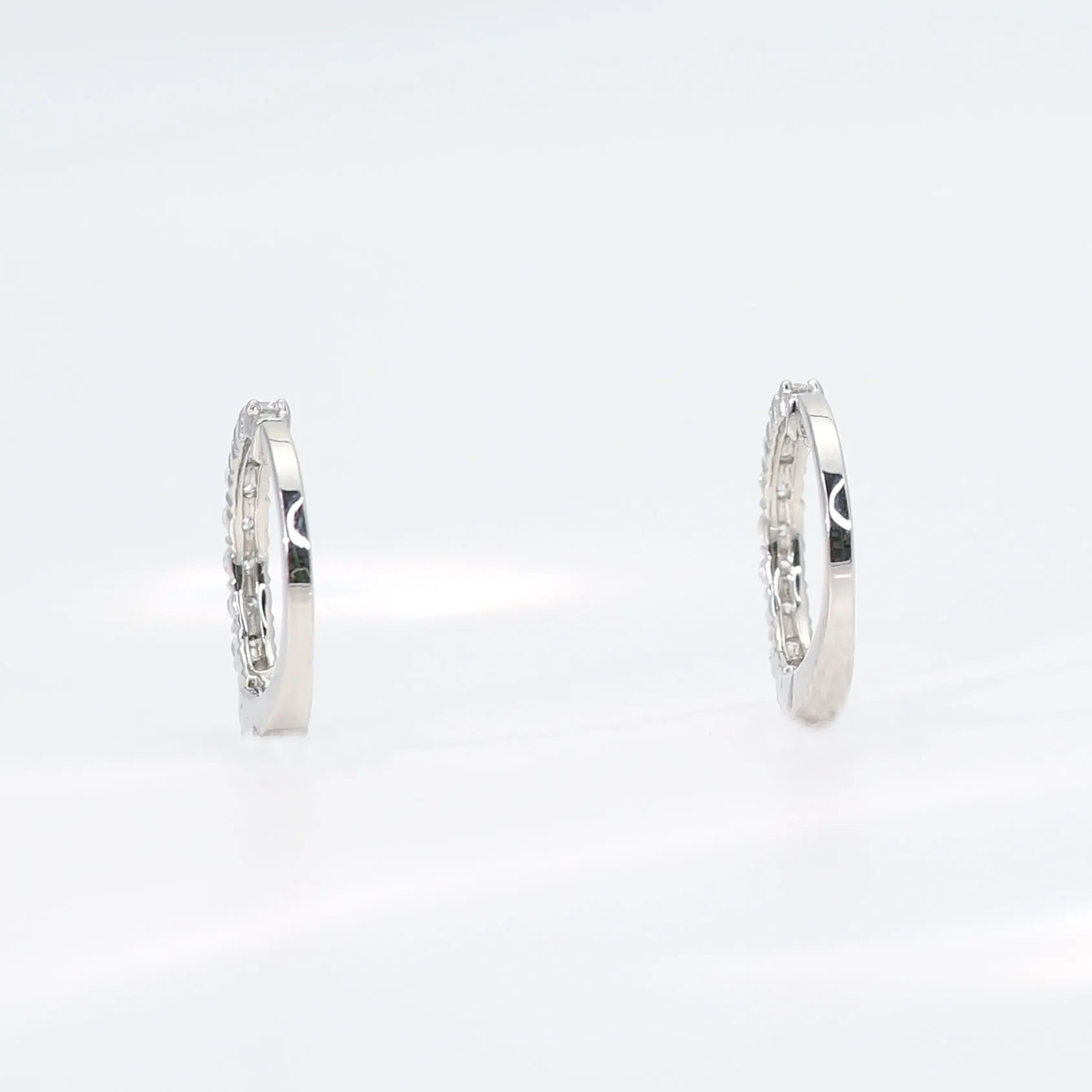 ダイヤモンド プラチナイヤリング(計0.3カラット/ピアリング/フープ/4月誕生石)《WESD3531》