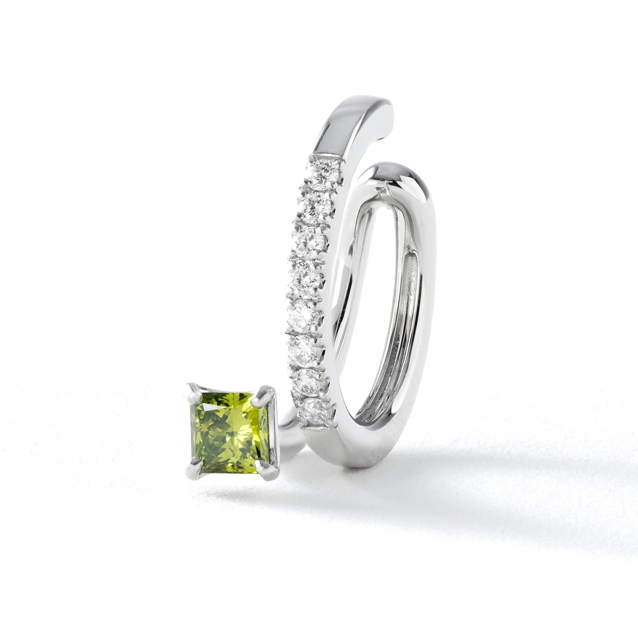 グリーンダイヤモンド/ダイヤモンド プラチナイヤーカフ(ラボグロウン/プリンセスカット/Solrelier/4月誕生石)《WESG7016》