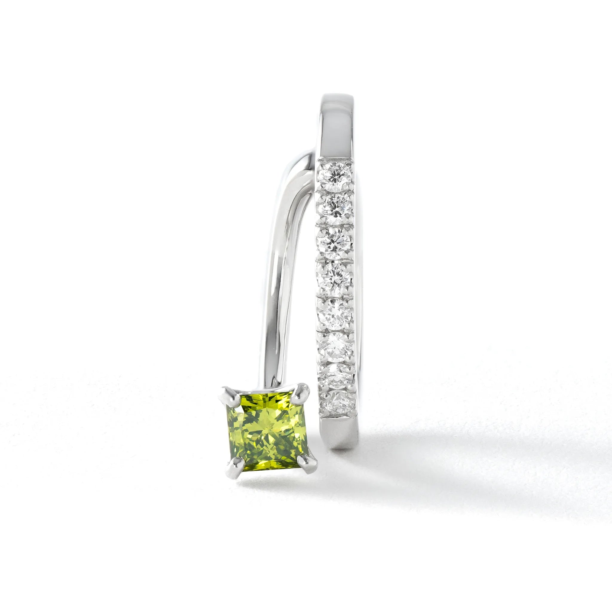 グリーンダイヤモンド/ダイヤモンド プラチナイヤーカフ(ラボグロウン/プリンセスカット/Solrelier/4月誕生石)《WESG7016》