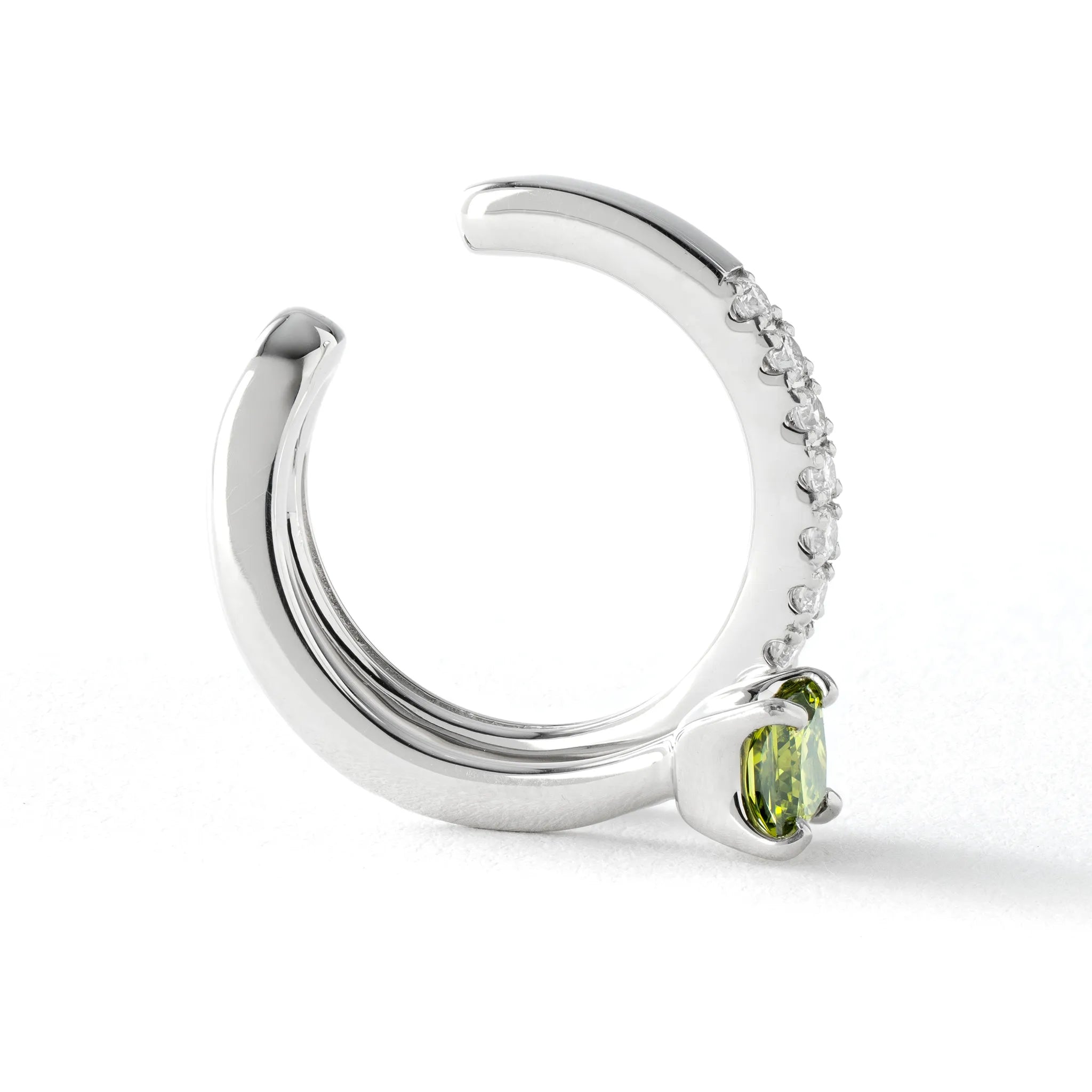 グリーンダイヤモンド/ダイヤモンド プラチナイヤーカフ(ラボグロウン/プリンセスカット/Solrelier/4月誕生石)《WESG7016》