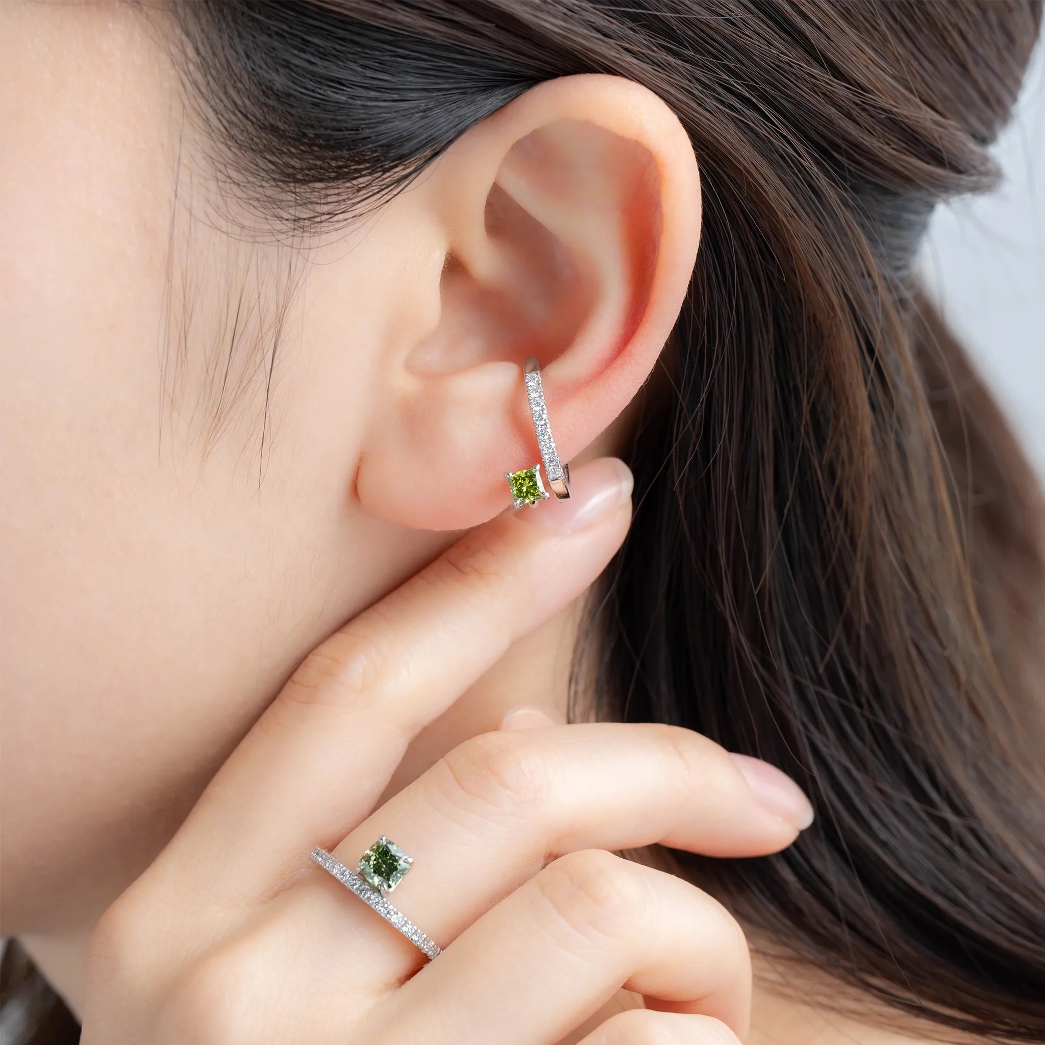 グリーンダイヤモンド/ダイヤモンド プラチナイヤーカフ(ラボグロウン/プリンセスカット/Solrelier/4月誕生石)《WESG7016》