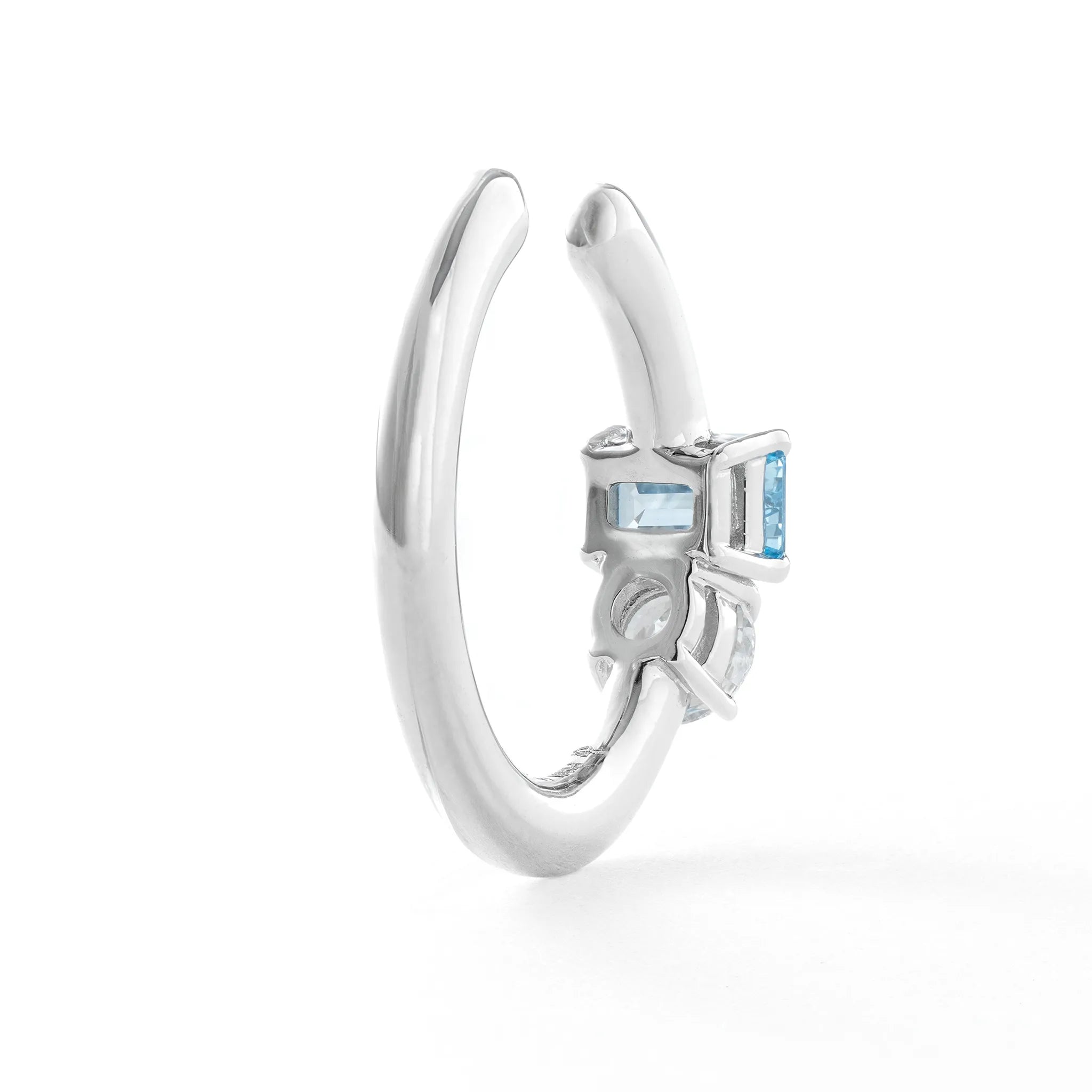 ブルーダイヤモンド/ダイヤモンド プラチナイヤーカフ(ラボグロウン/エメラルドカット/Polaire/4月誕生石)《WESG7031》