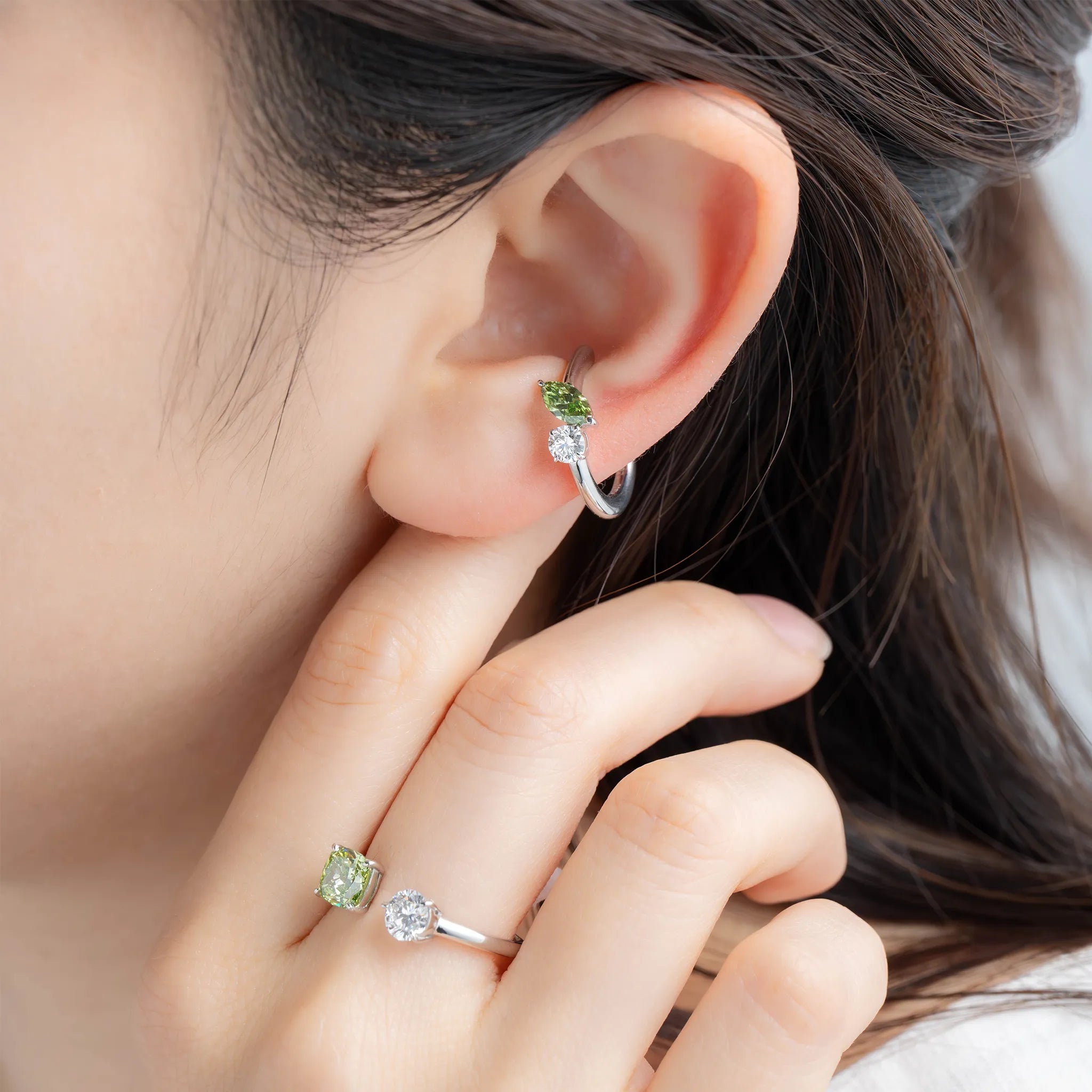 グリーンダイヤモンド/ダイヤモンド プラチナイヤーカフ(ラボグロウン/マーキス/Polaire/4月誕生石)《WESG7033》