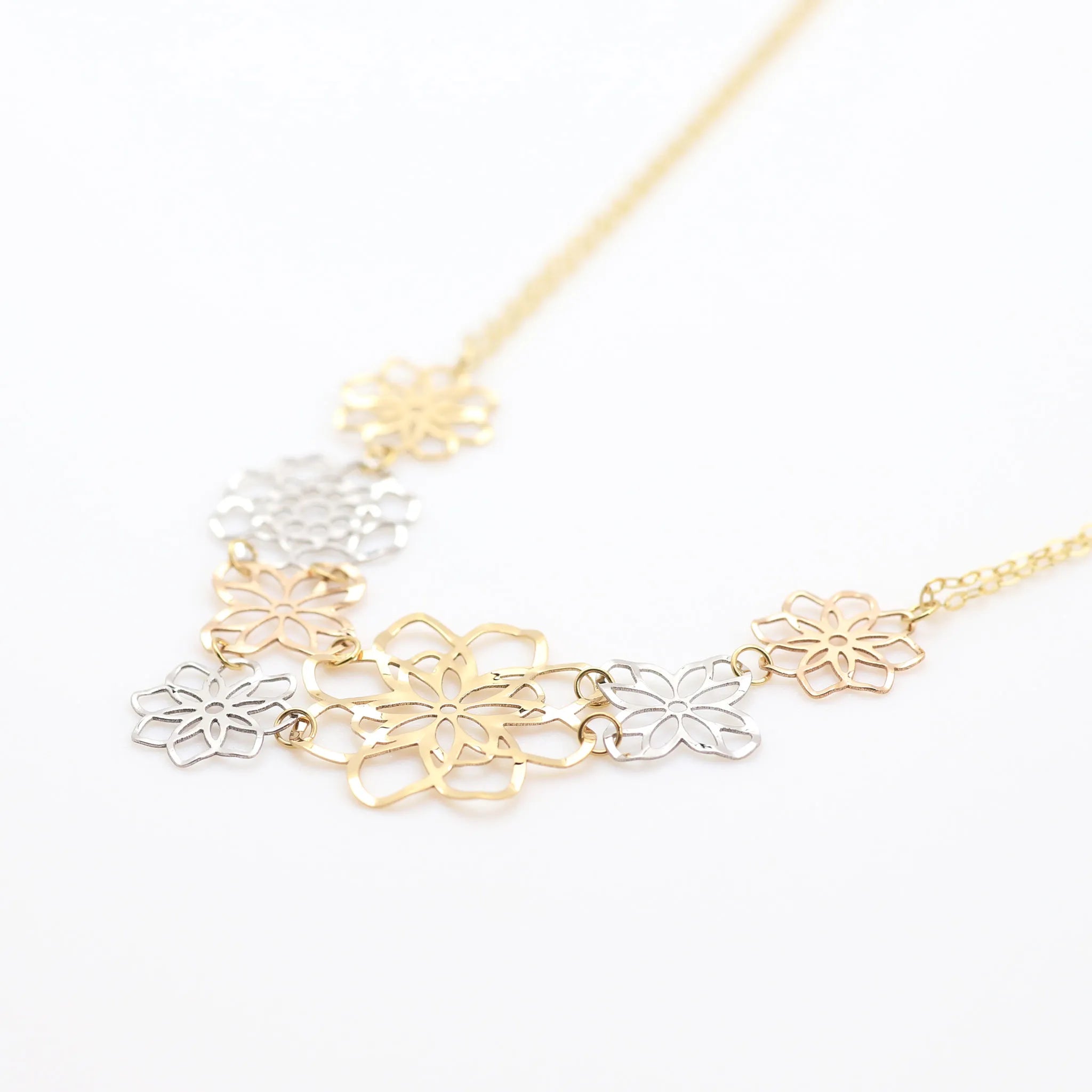 K18ネックレス(フラワーモチーフ/マルチカラー)《BNKY3027W》