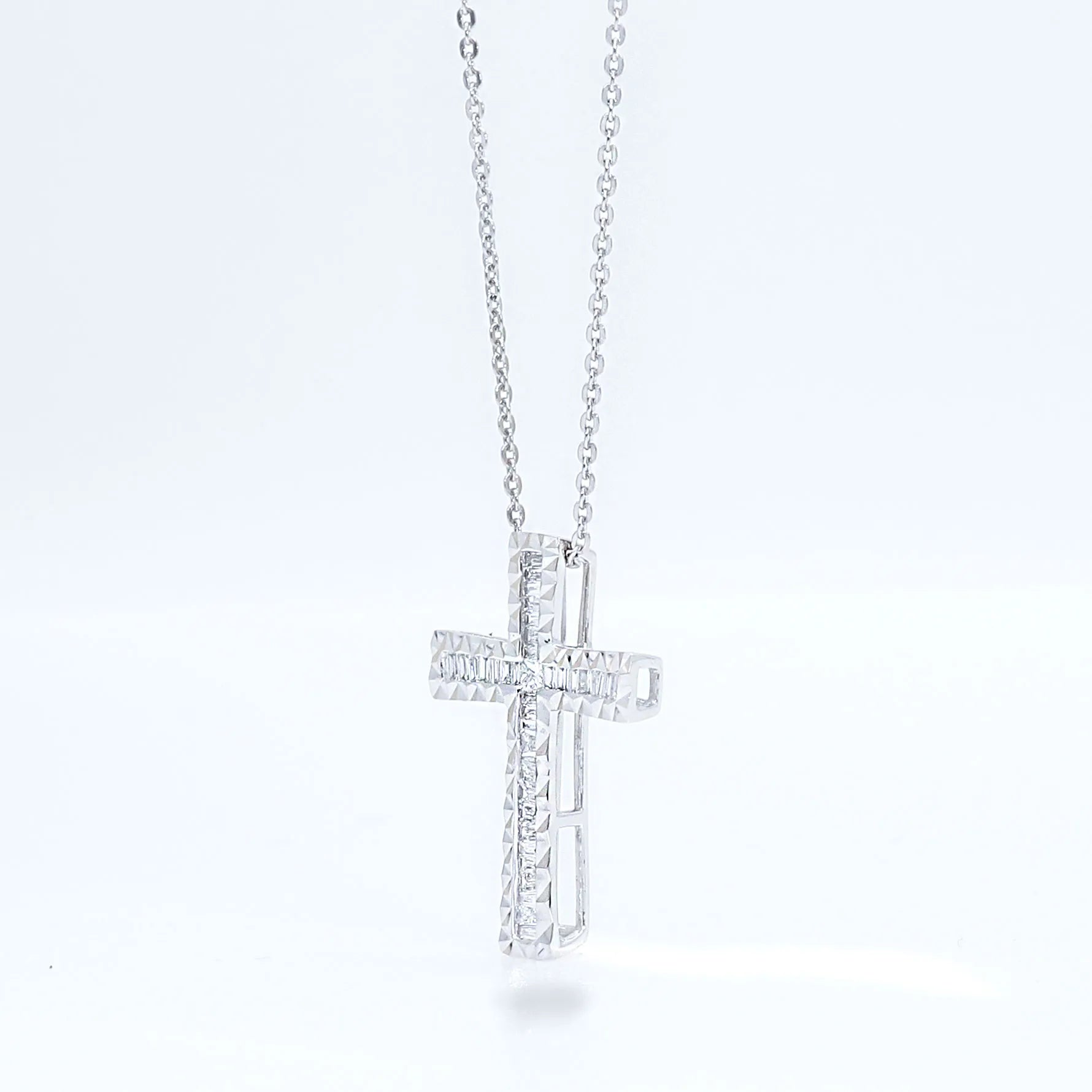 ダイヤモンド プラチナネックレス(計0.2カラット/テーパーバケット/クロスモチーフ/ベゼル/4月誕生石)《WPDD3496》