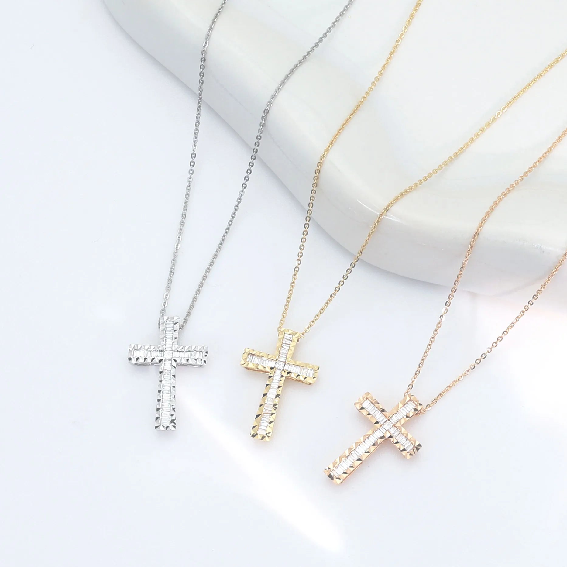 ダイヤモンド プラチナネックレス(計0.2カラット/テーパーバケット/クロスモチーフ/ベゼル/4月誕生石)《WPDD3496》