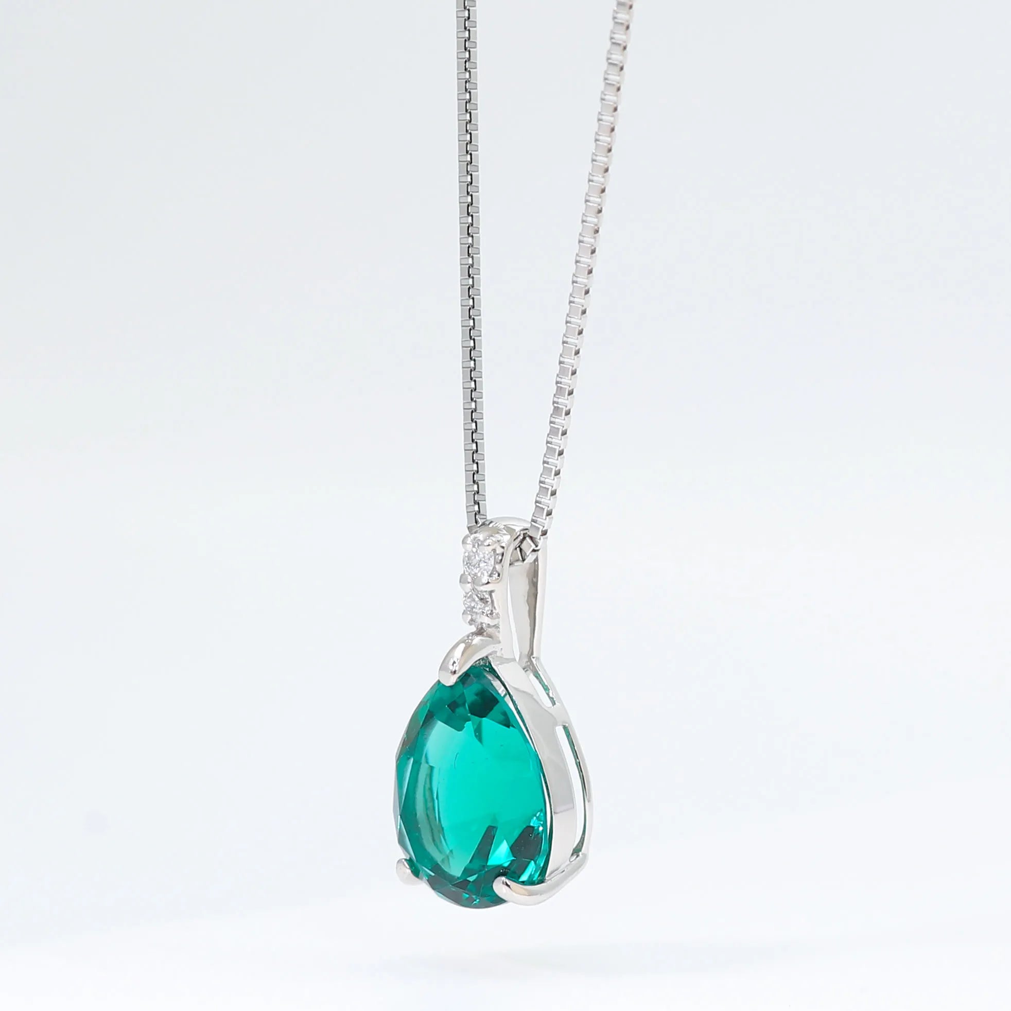 エメラルド/ダイヤモンド プラチナネックレス(クレサンベール/ペアシェイプ/5月誕生石)《WPDE3093》