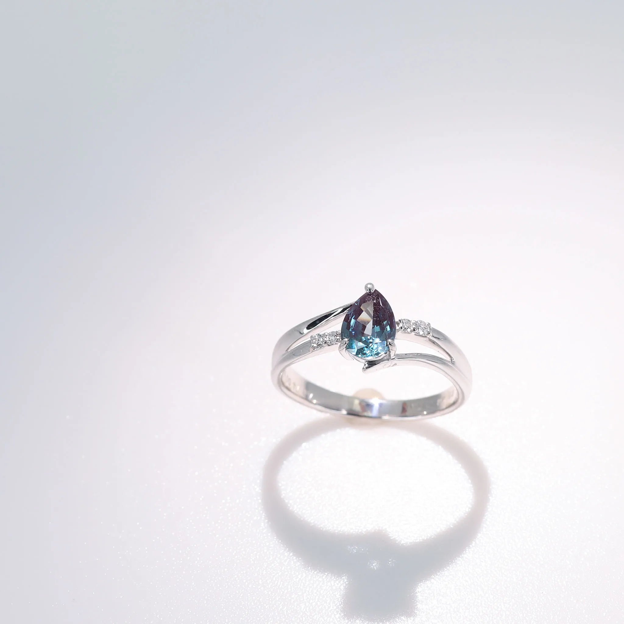 アレキサンドライト/ダイヤモンド K18リング(クレサンベール/ペアシェイプ/6月誕生石)《WRGA2947》