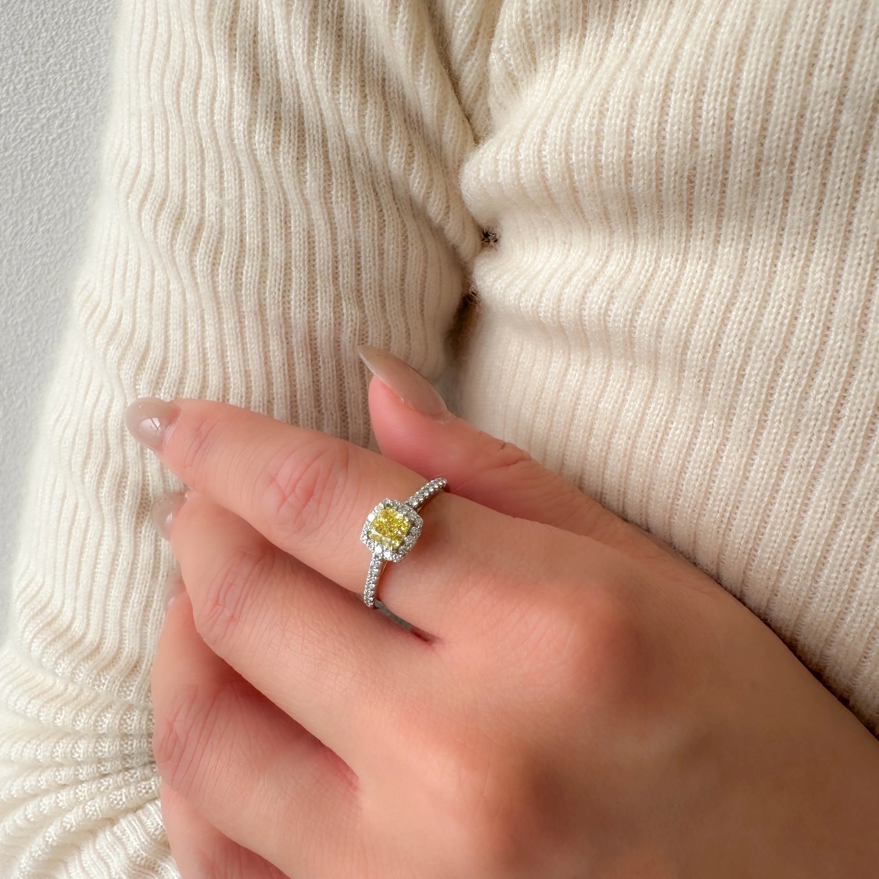 イエローダイヤモンド プラチナリング(F.V.Y/0.53ct/クッションカット/グレーディングレポート付)《WRGD4257》