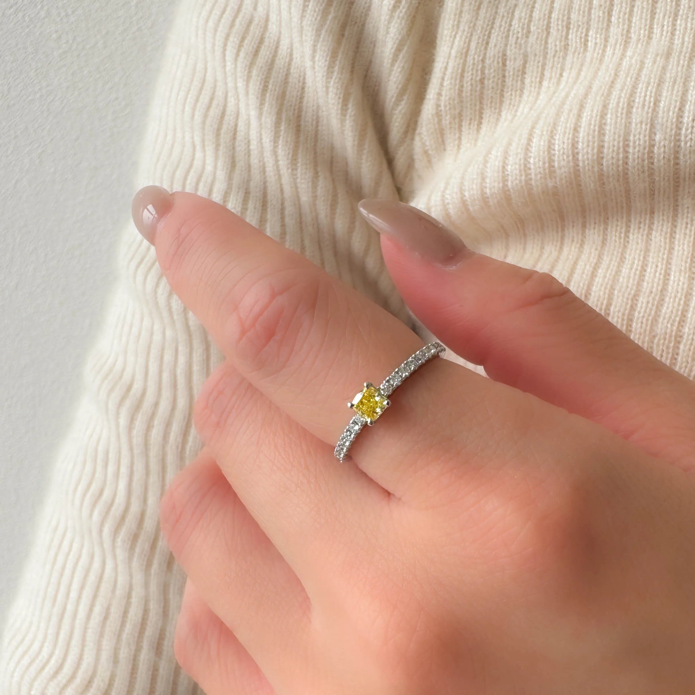 イエローダイヤモンド/ダイヤモンド プラチナリング(F.V.Y/0.26ct/クッションカット/4月誕生石/グレーディングレポート付き)《WRGD4260》