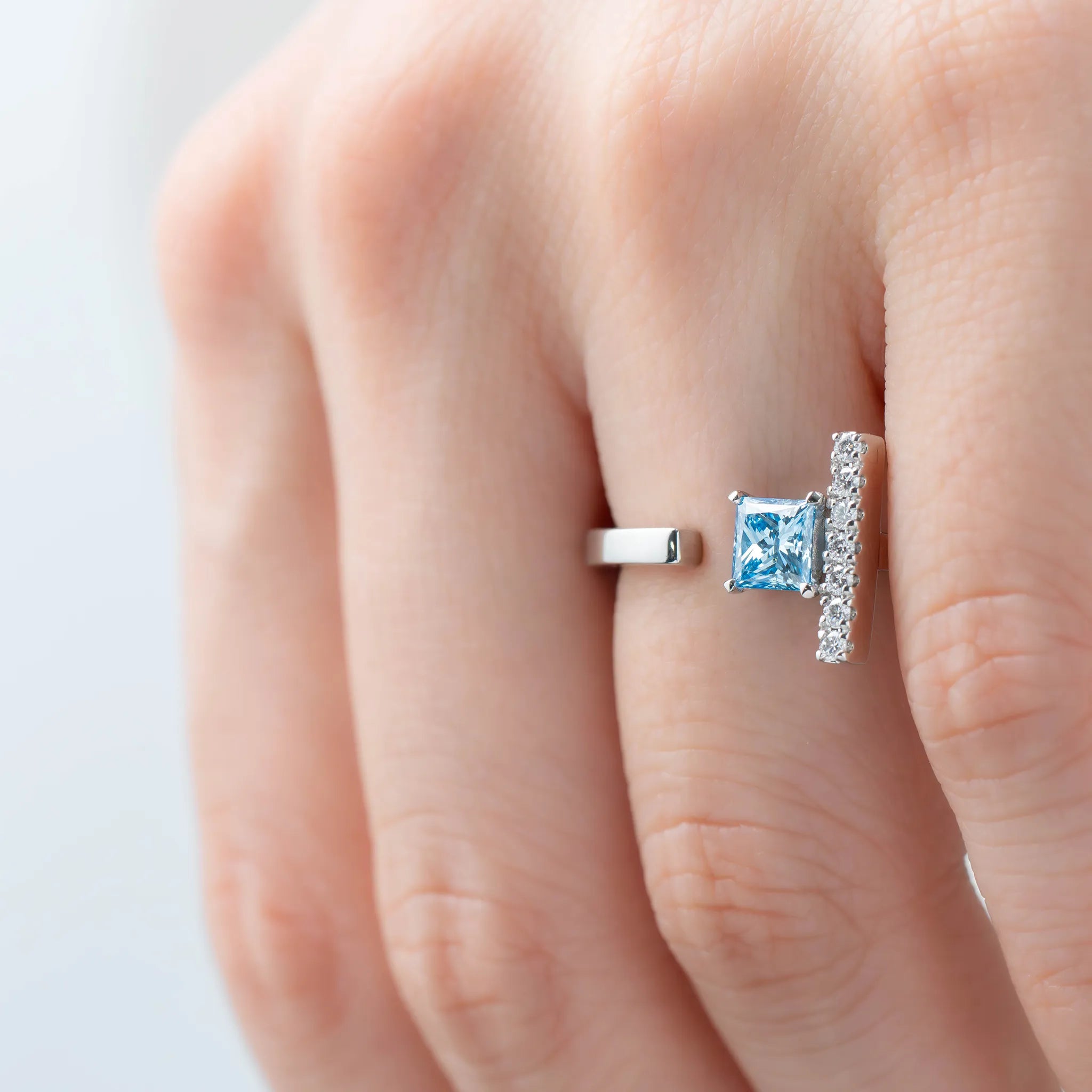 ブルーダイヤモンド/ダイヤモンド プラチナリング(ラボグロウン/プリンセスカット/Solrelier/4月誕生石)《WRGG7011》