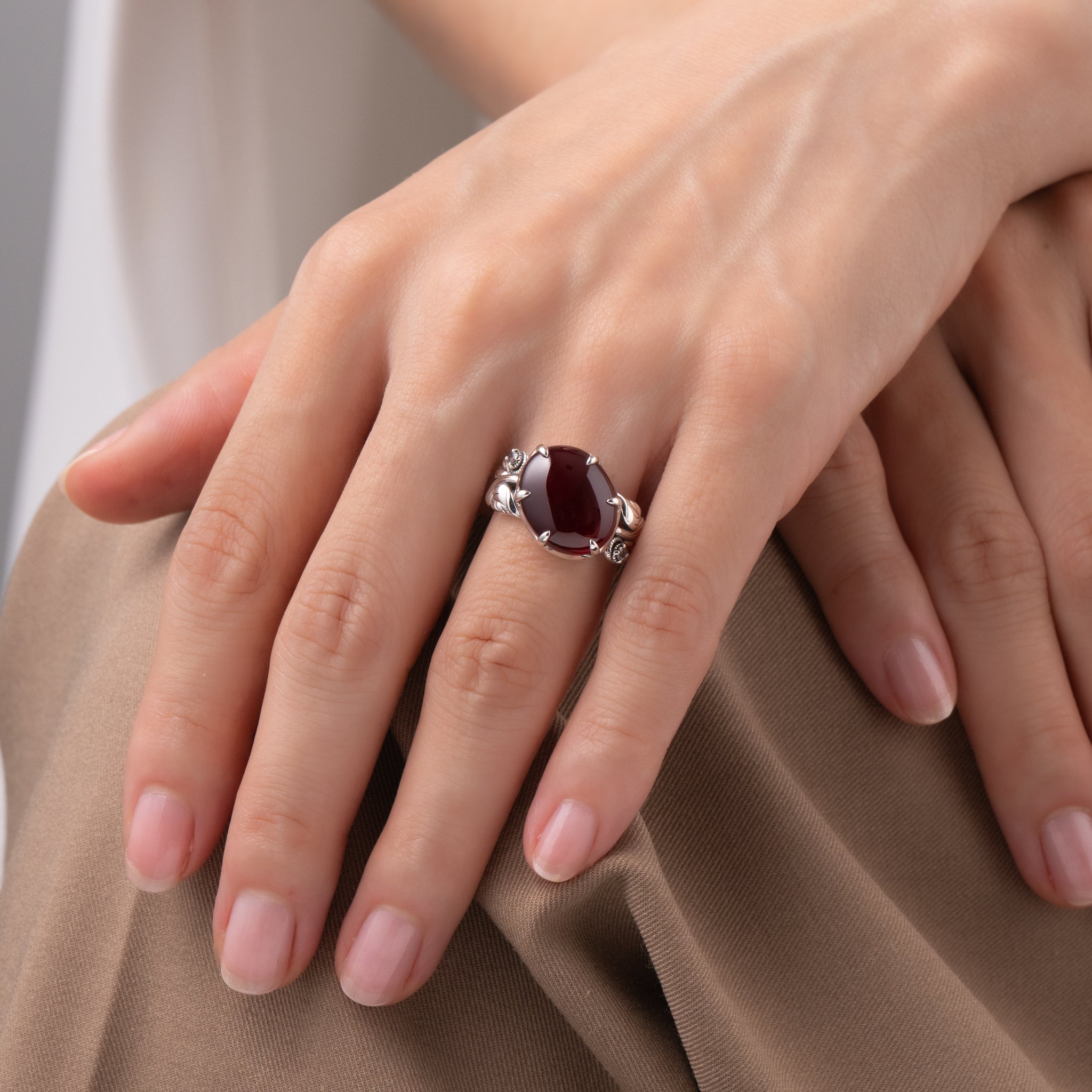 ルビー/ホワイトトパーズ シルバーリング(いぶし銀仕上げ/LGR/English Garden/リンゴモチーフ)《WRGGR008》