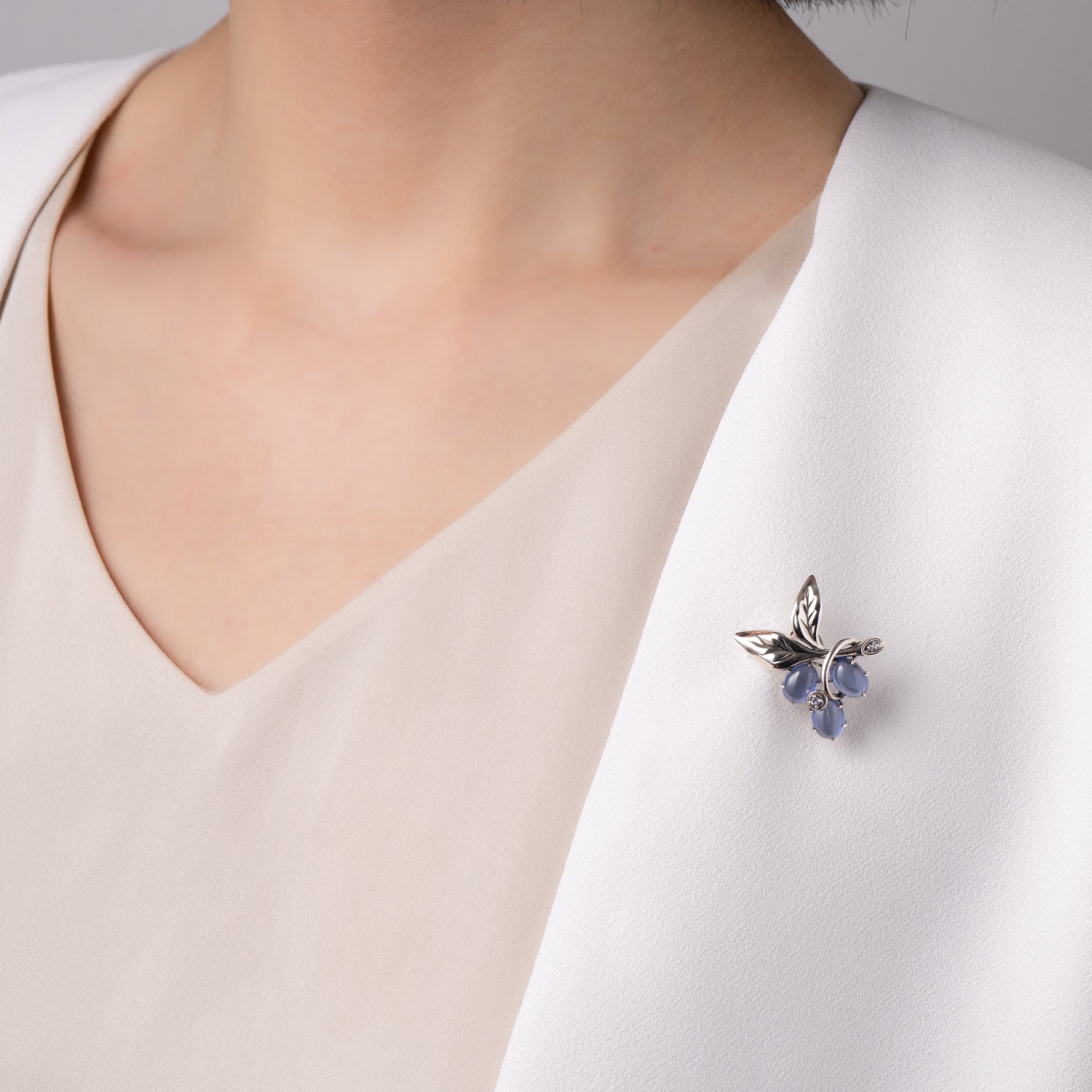 サファイア/ホワイトトパーズ シルバーブローチ兼ペンダントトップ(いぶし銀仕上げ/LGS/English Garden/ベリーモチーフ)《WBRGS009》