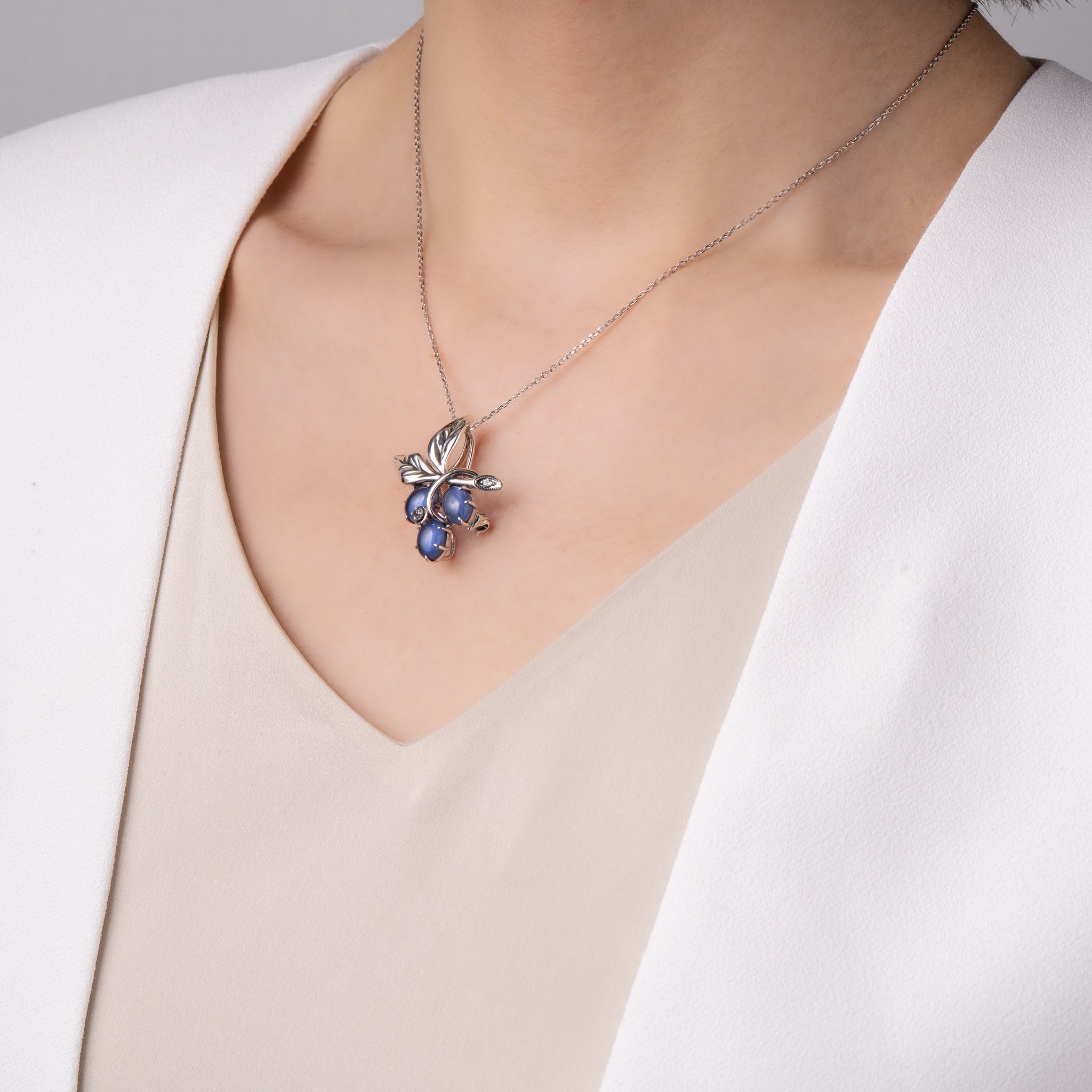 サファイア/ホワイトトパーズ シルバーブローチ兼ペンダントトップ(いぶし銀仕上げ/LGS/English Garden/ベリーモチーフ)《WBRGS009》