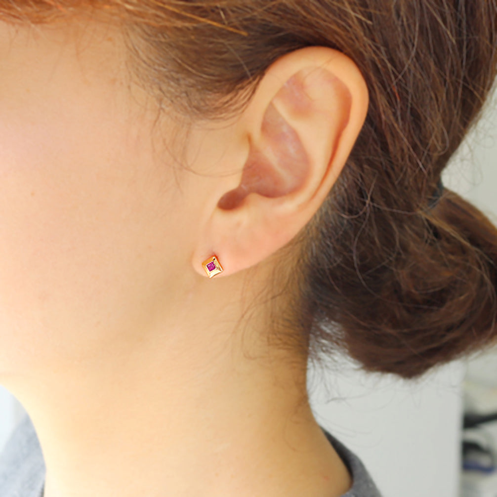 ルビー K18ピアス(7月誕生石)《ZH10173-PG》