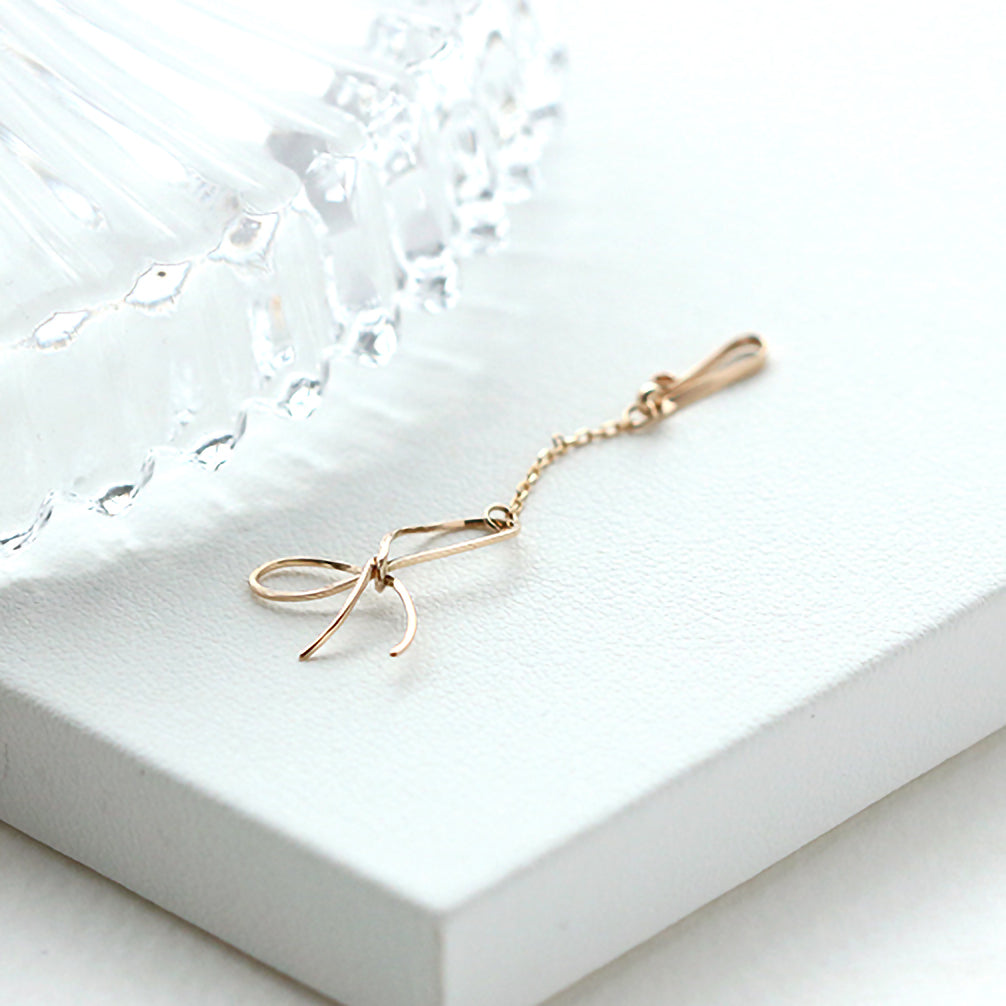 K10マスクチャーム(リボンモチーフ)《ZH10190-YG》