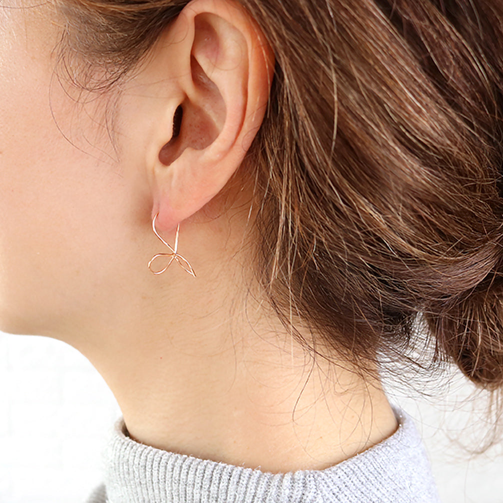 K18ピアス(リボンモチーフ)《ZH10197-PG》