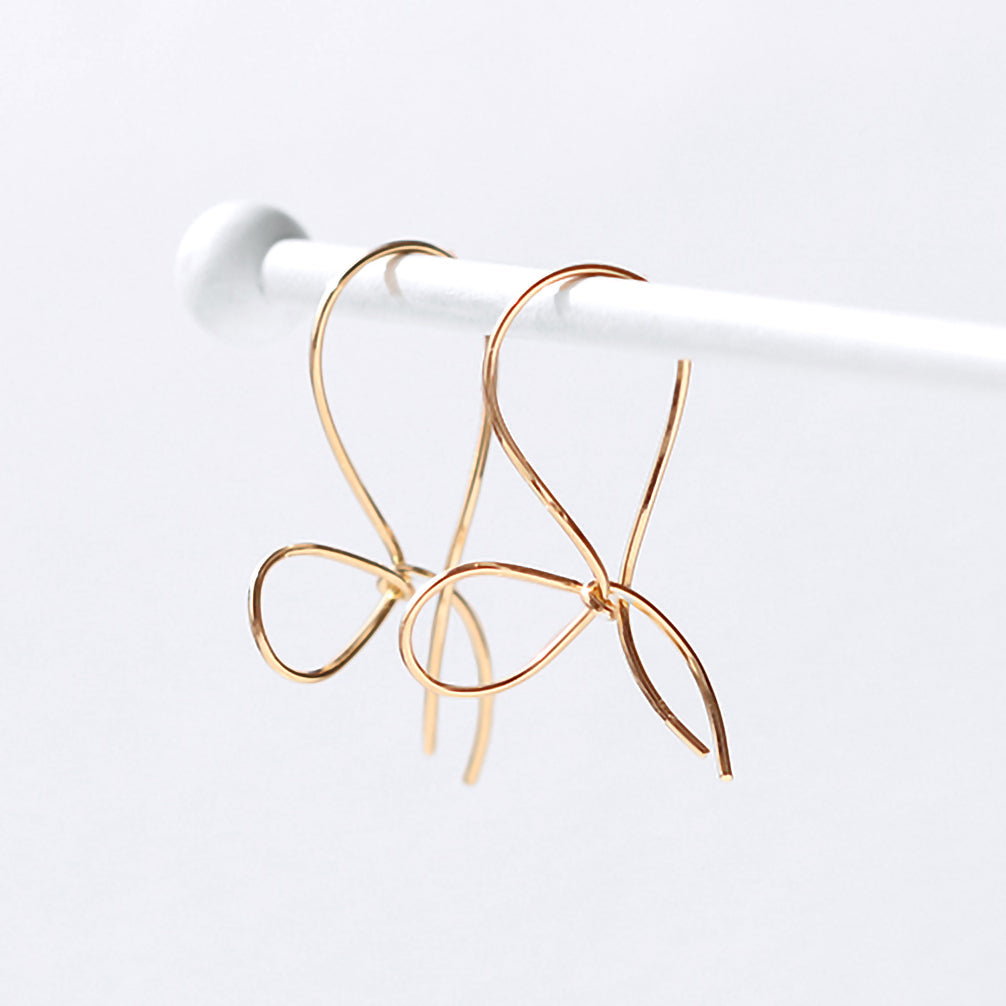 K18ピアス(リボンモチーフ)《ZH10197-PG》