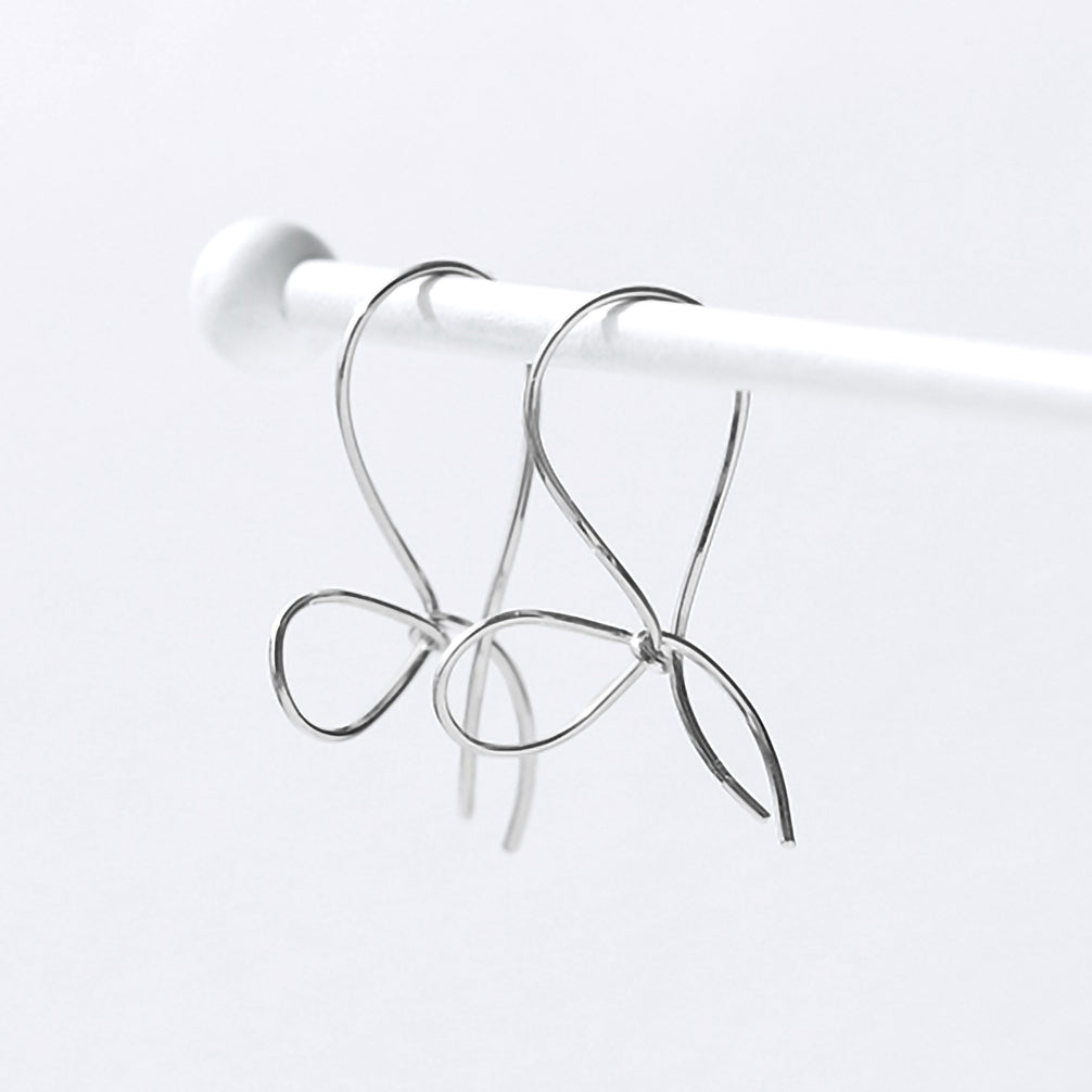 K14ピアス(リボンモチーフ)《ZH10197-WG》