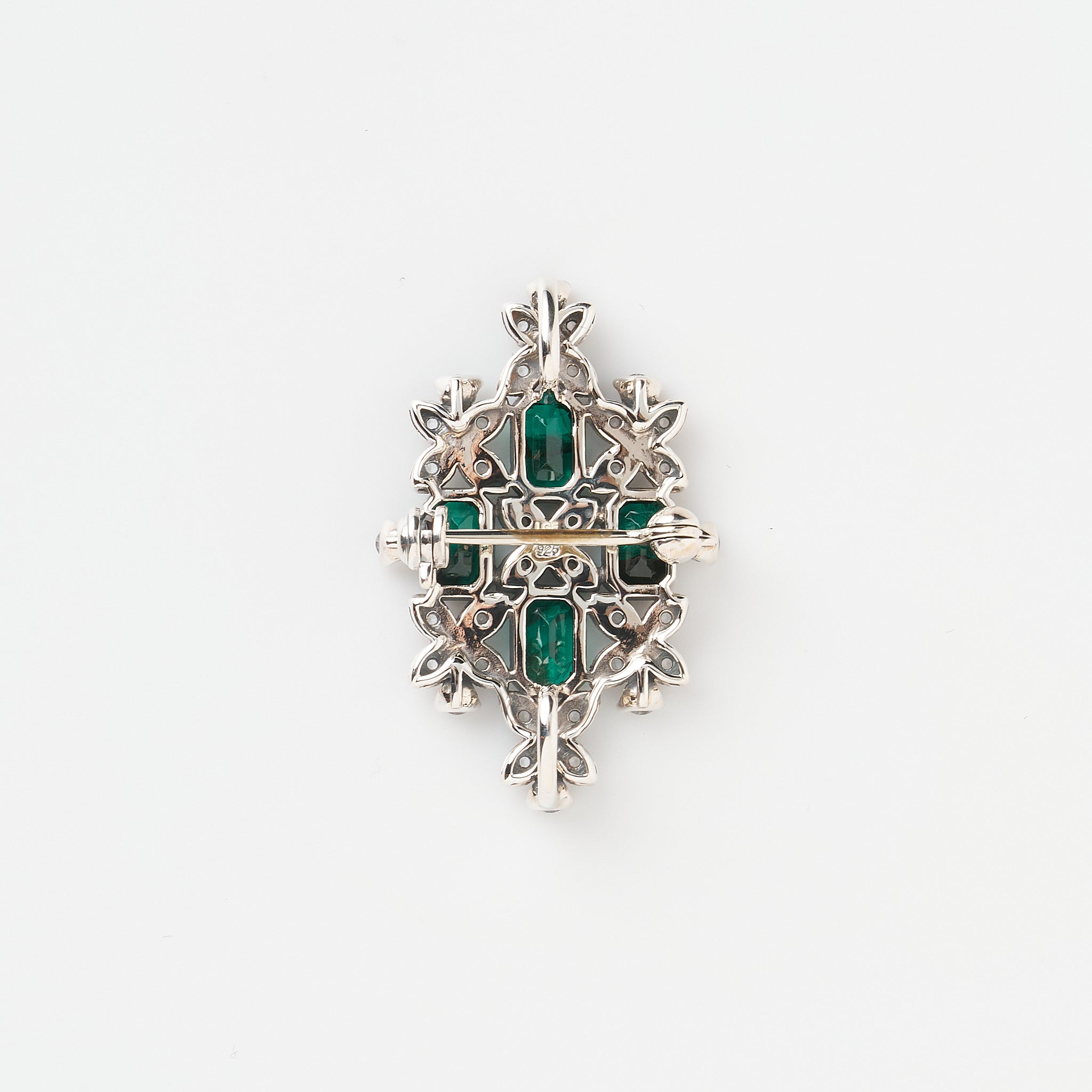 エメラルド/ホワイトトパーズ シルバーブローチ兼ペンダントトップ(いぶし銀仕上げ/LGE/English Garden/自然と建築物の調和モチーフ)《WBRGE002》