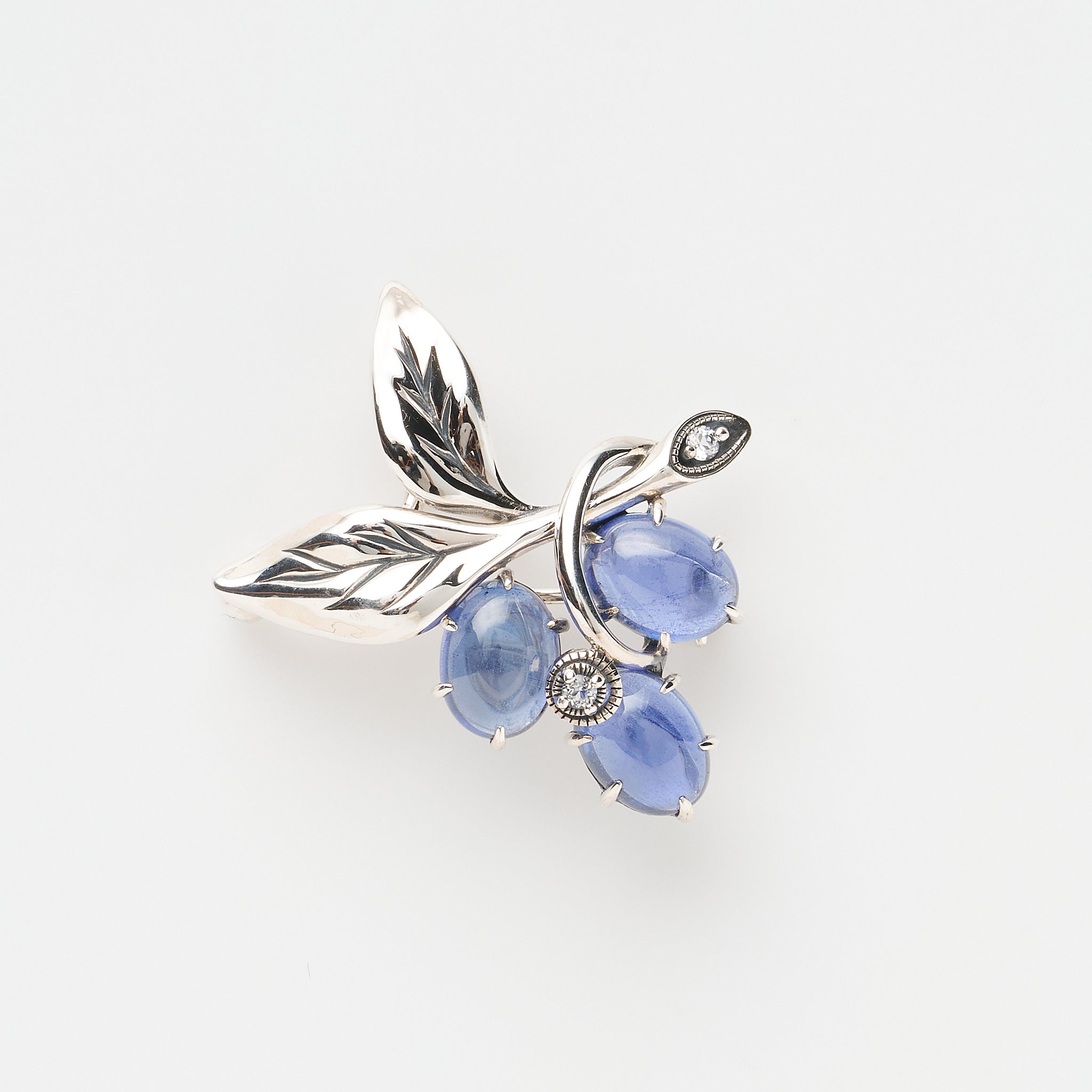 サファイア/ホワイトトパーズ シルバーブローチ兼ペンダントトップ(いぶし銀仕上げ/LGS/English Garden/ベリーモチーフ)《WBRGS009》