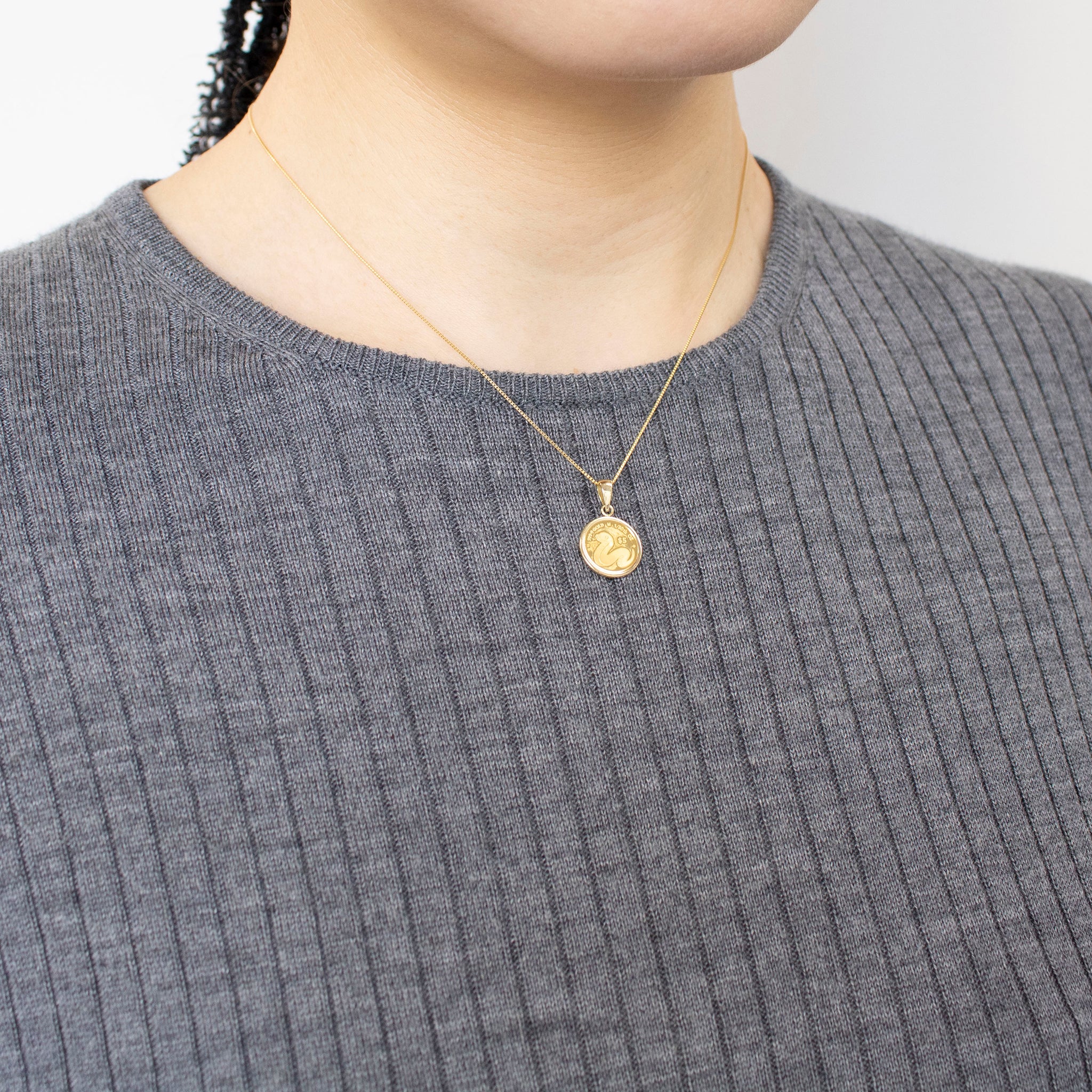 K24/K18ペンダントトップ(純金/1/30ozコイン/巳モチーフ)《24F20104  