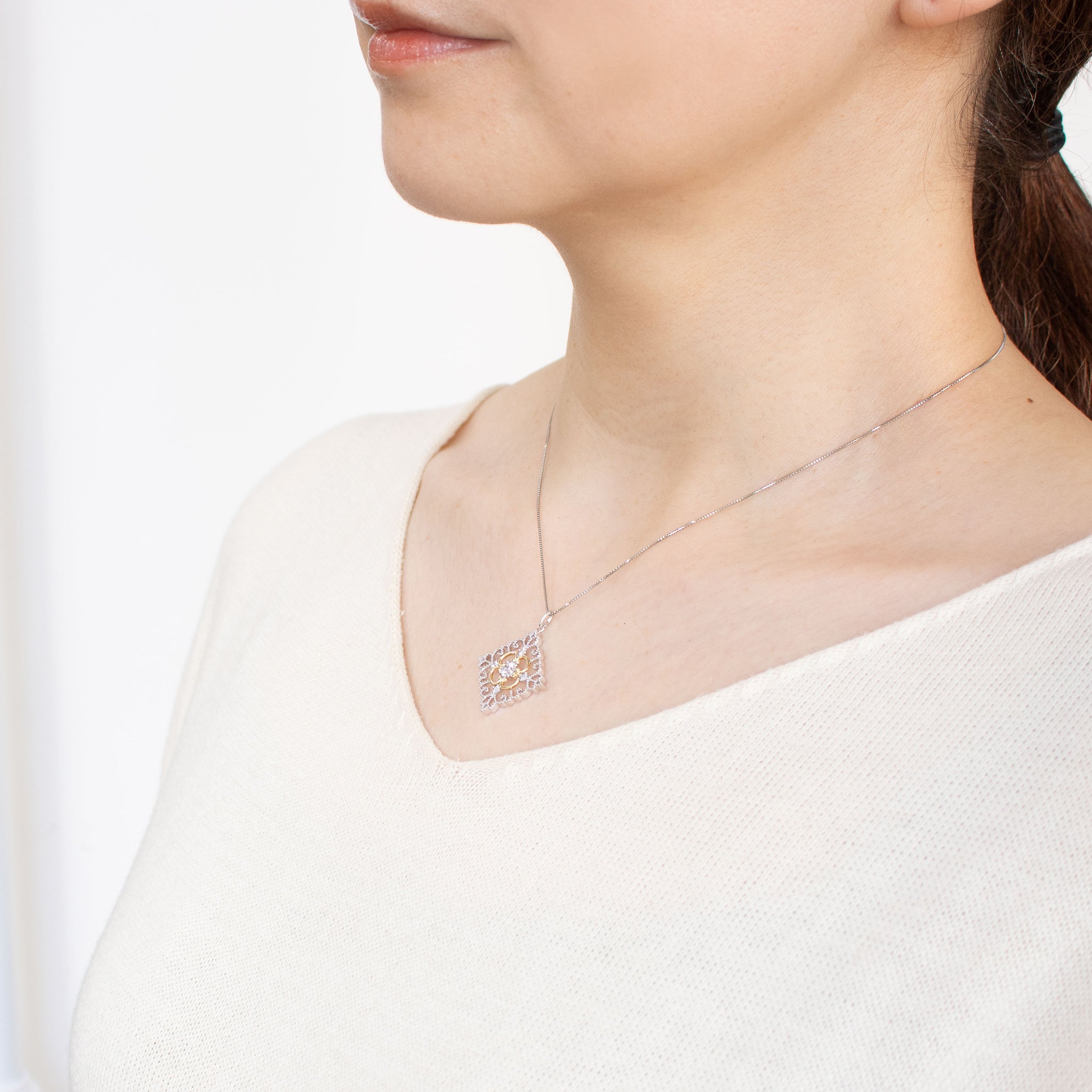 ダイヤモンド プラチナ/K18ネックレス(0.20カラット/Dカラー/SI2/EX/コンビカラー/4月誕生石/グレーディングレポート付)《25C80103》