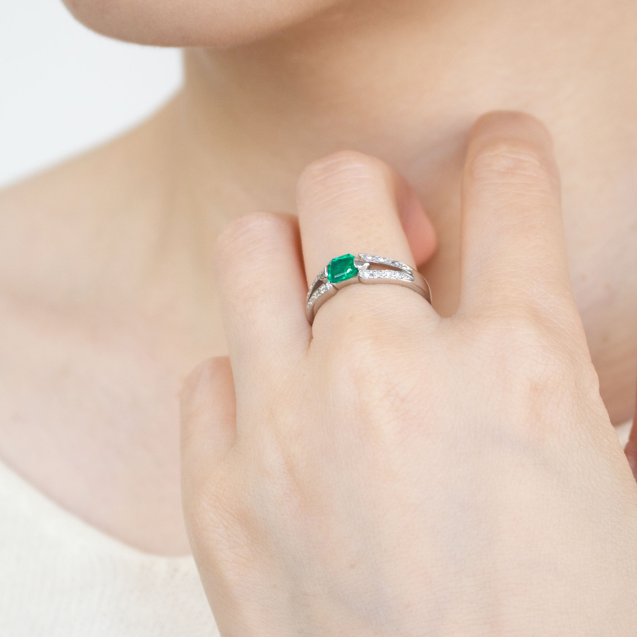 【限定1点】エメラルド/ダイヤモンド プラチナリング(5月誕生石/鑑別書付)《25C80111》