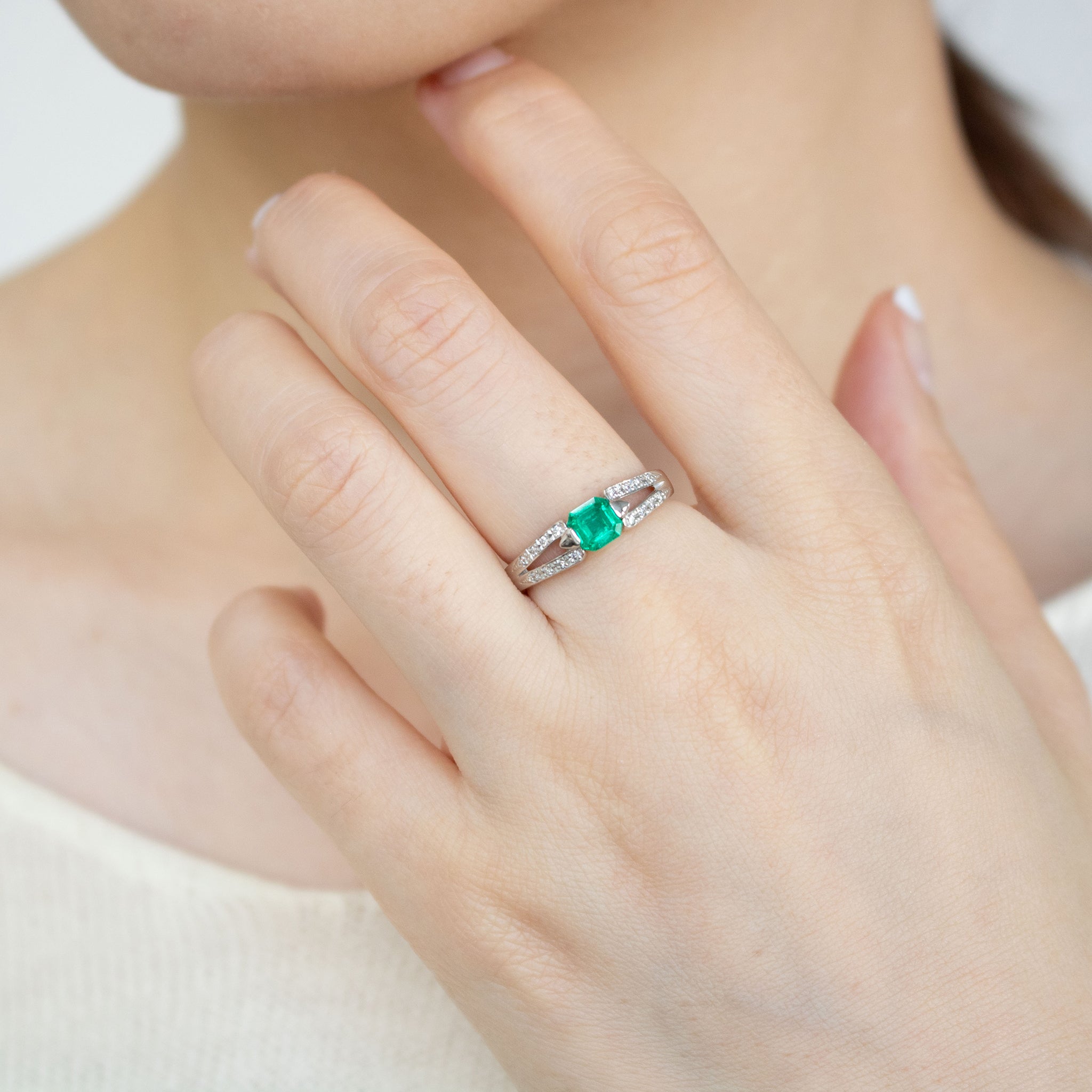 【限定1点】エメラルド/ダイヤモンド プラチナリング(5月誕生石/鑑別書付)《25C80111》